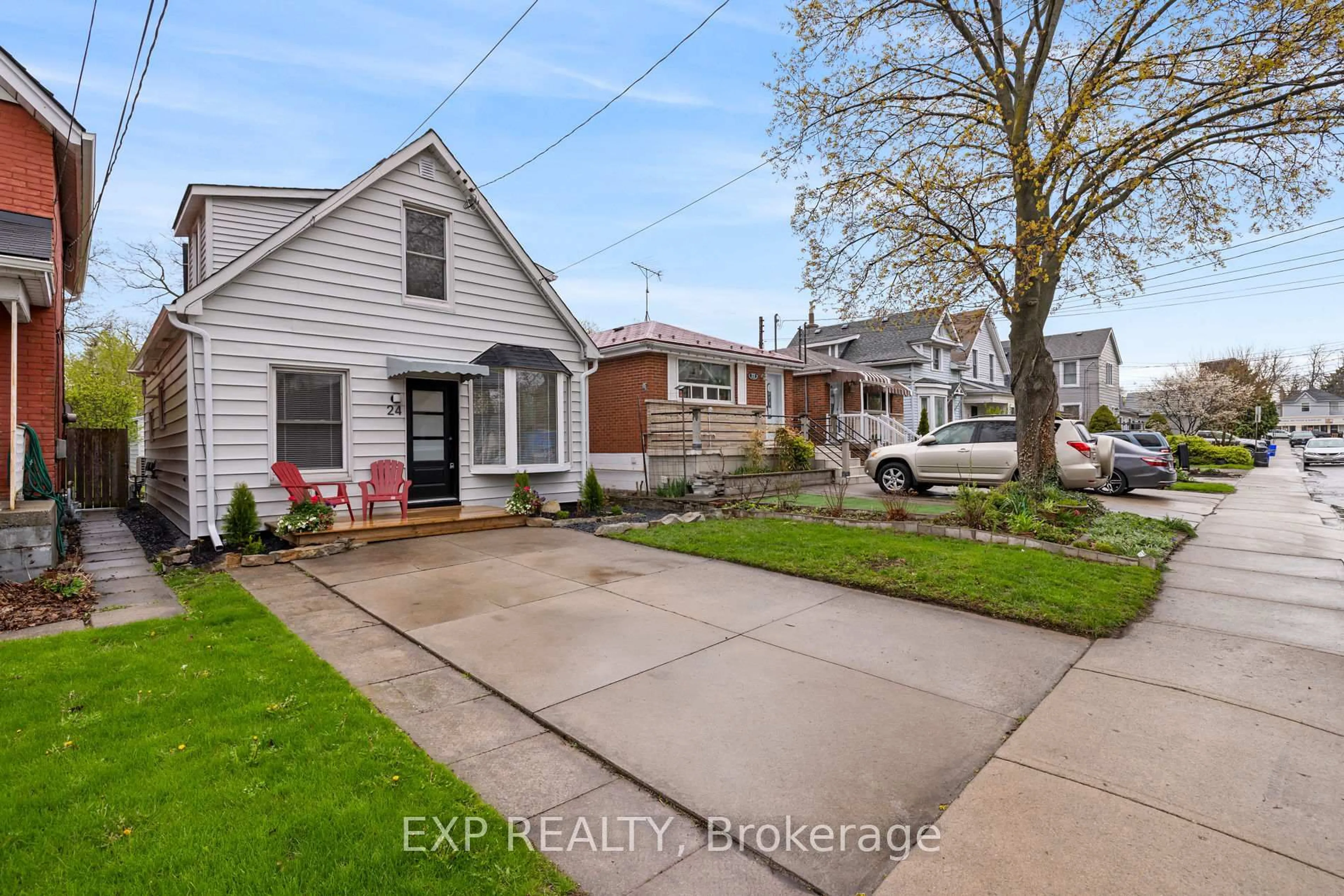 A pic from outside/outdoor area/front of a property/back of a property/a pic from drone, street for 24 East 24th St, Hamilton Ontario L8V 2X7