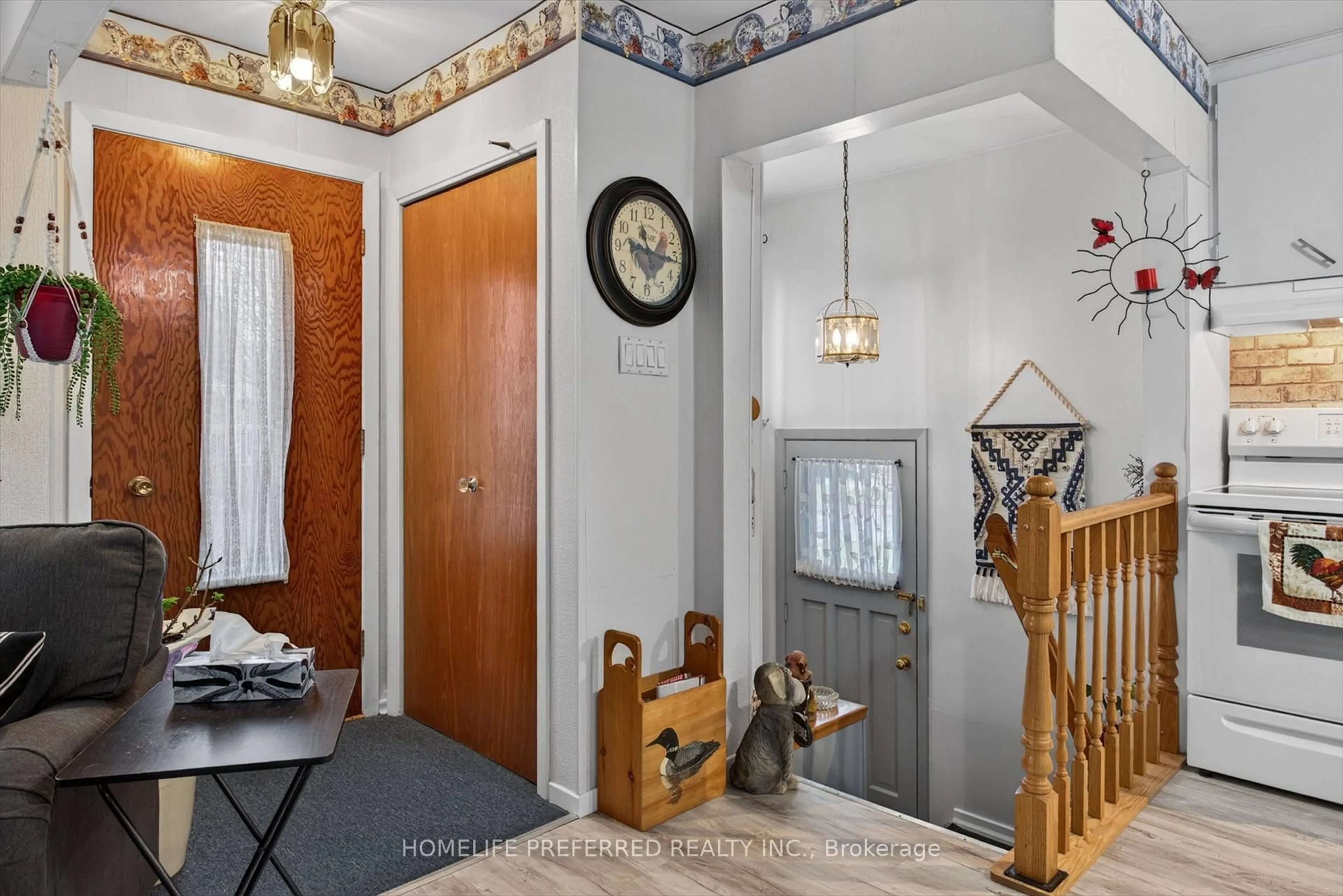 Indoor entryway for 893 Cumberland Ave, Peterborough Ontario K9H 7B3