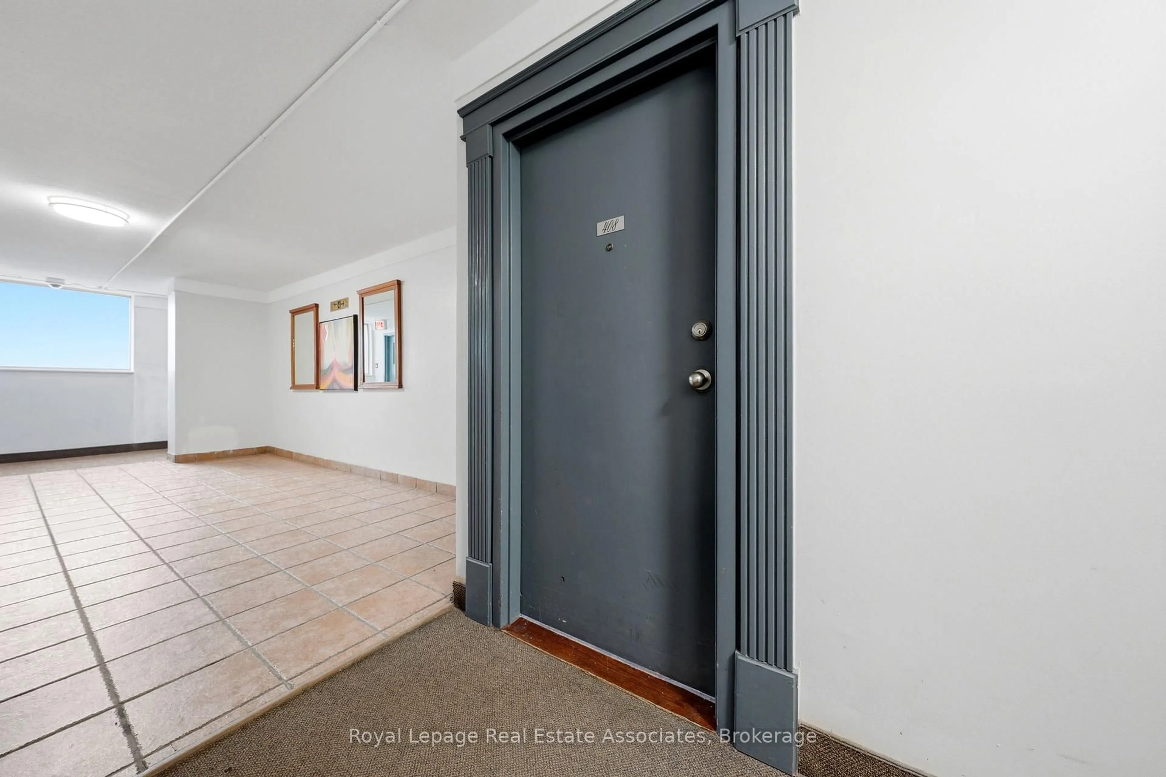 Indoor foyer for 15 Nicklaus Dr #408, Hamilton Ontario L8K 5J5