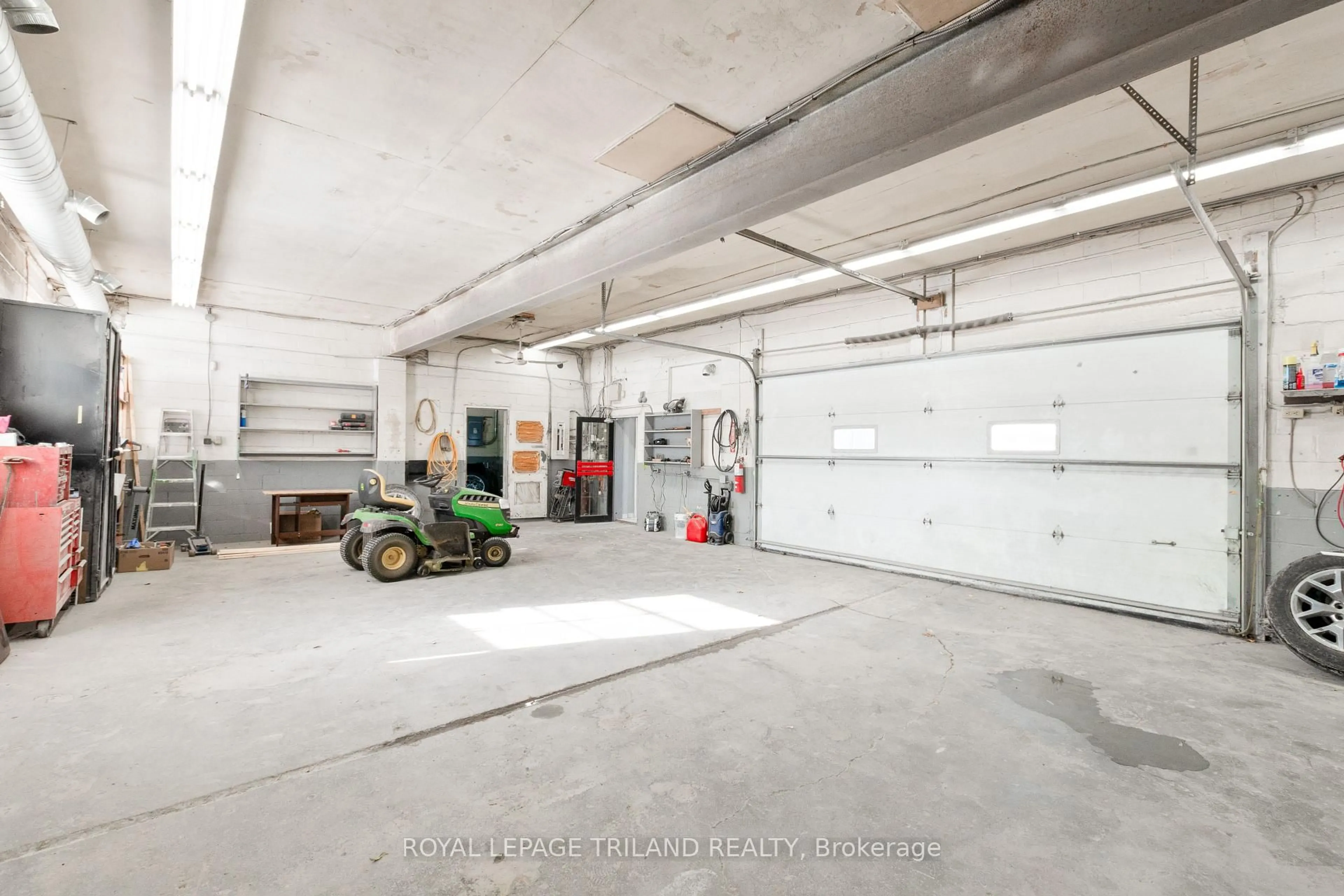 Indoor garage for 9664 Belmont Rd, Central Elgin Ontario N5P 3S7