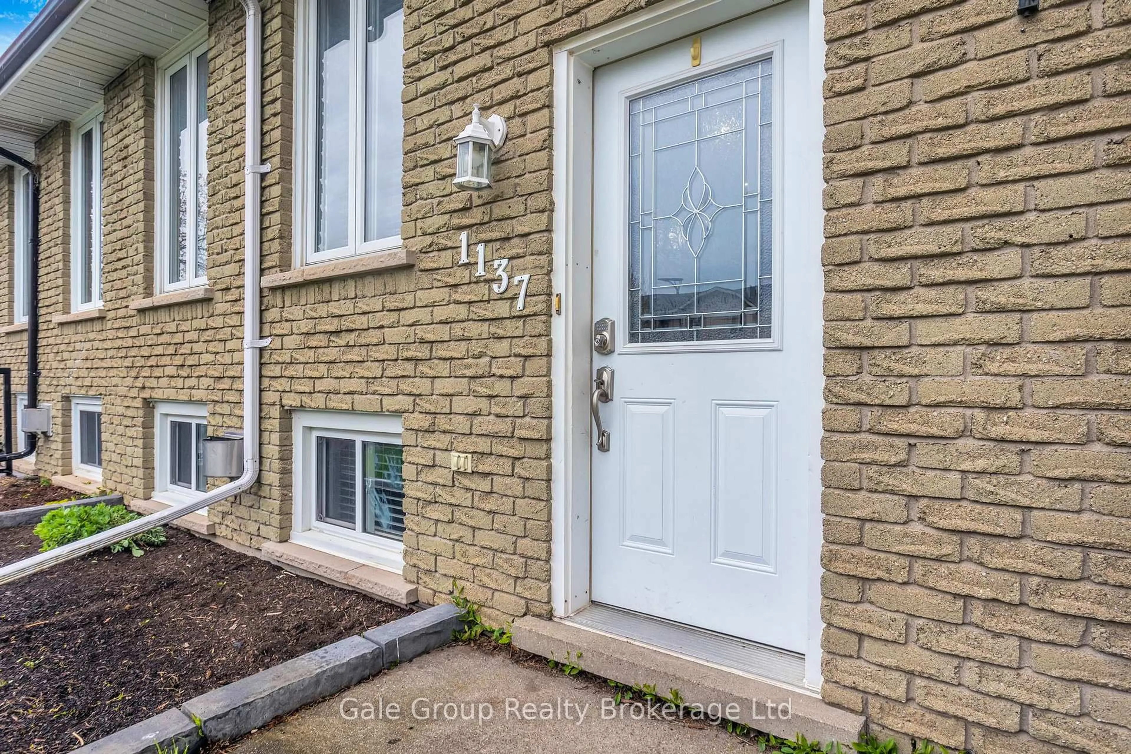 Indoor entryway for 1137 Pearson Dr, Woodstock Ontario N4S 8J4