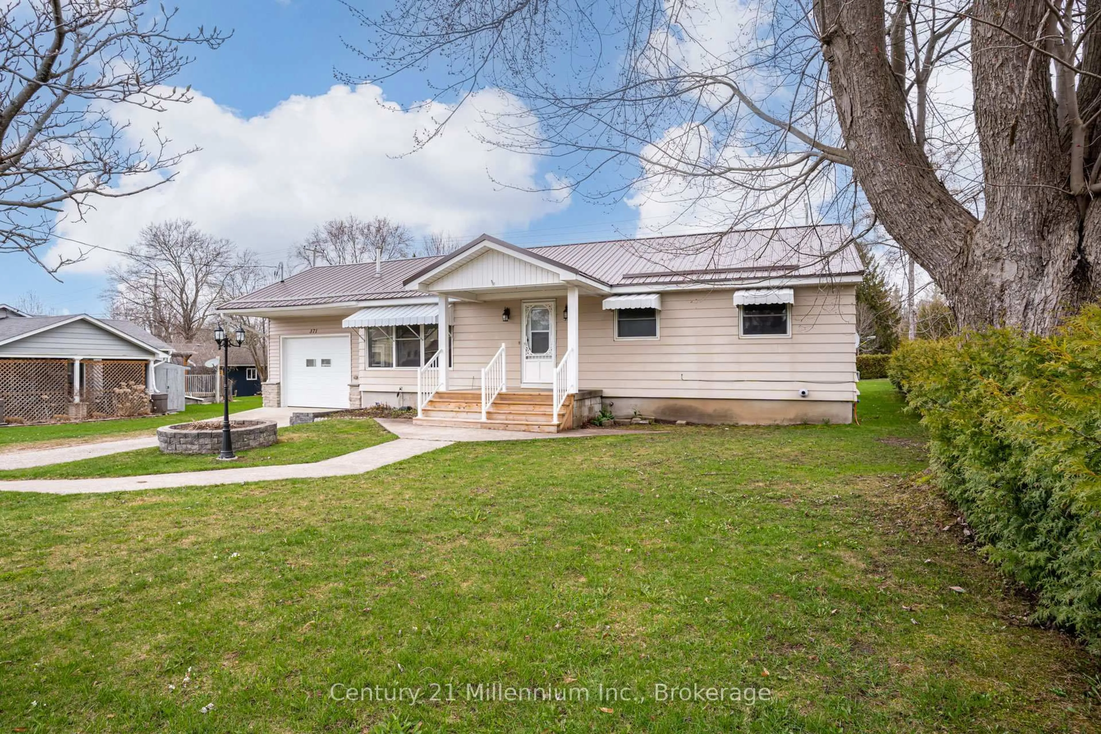 Home with vinyl exterior material, street for 371 Hunter St, South Bruce Peninsula Ontario N0H 2T0