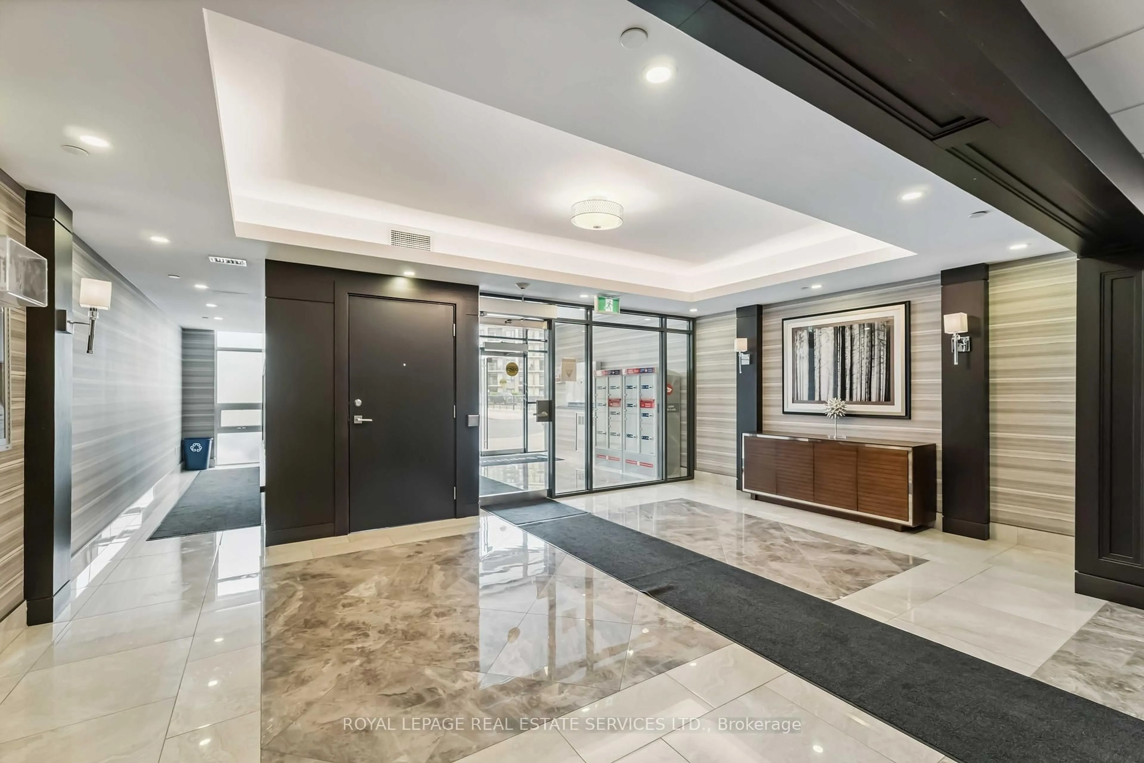 Indoor foyer for 101 Shoreview Pl #216, Hamilton Ontario L8E 0K2