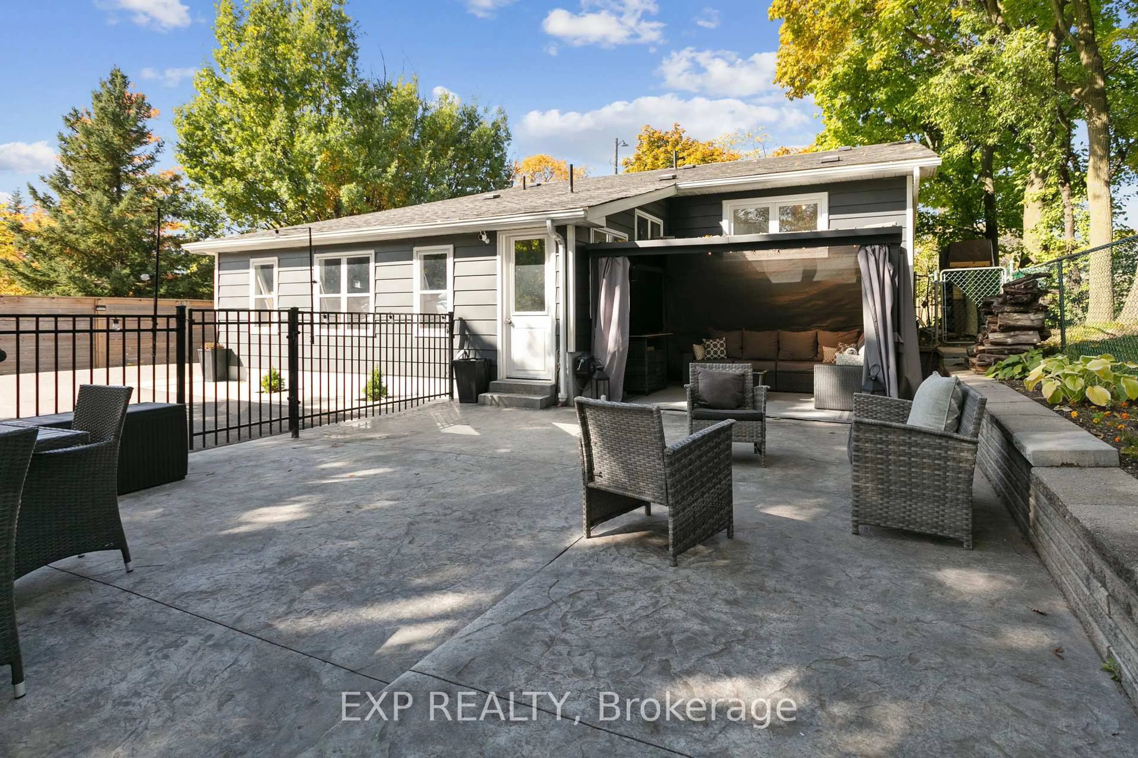 A pic from outside/outdoor area/front of a property/back of a property/a pic from drone, street for 366 Dundas St, Hamilton Ontario L0R 2H0