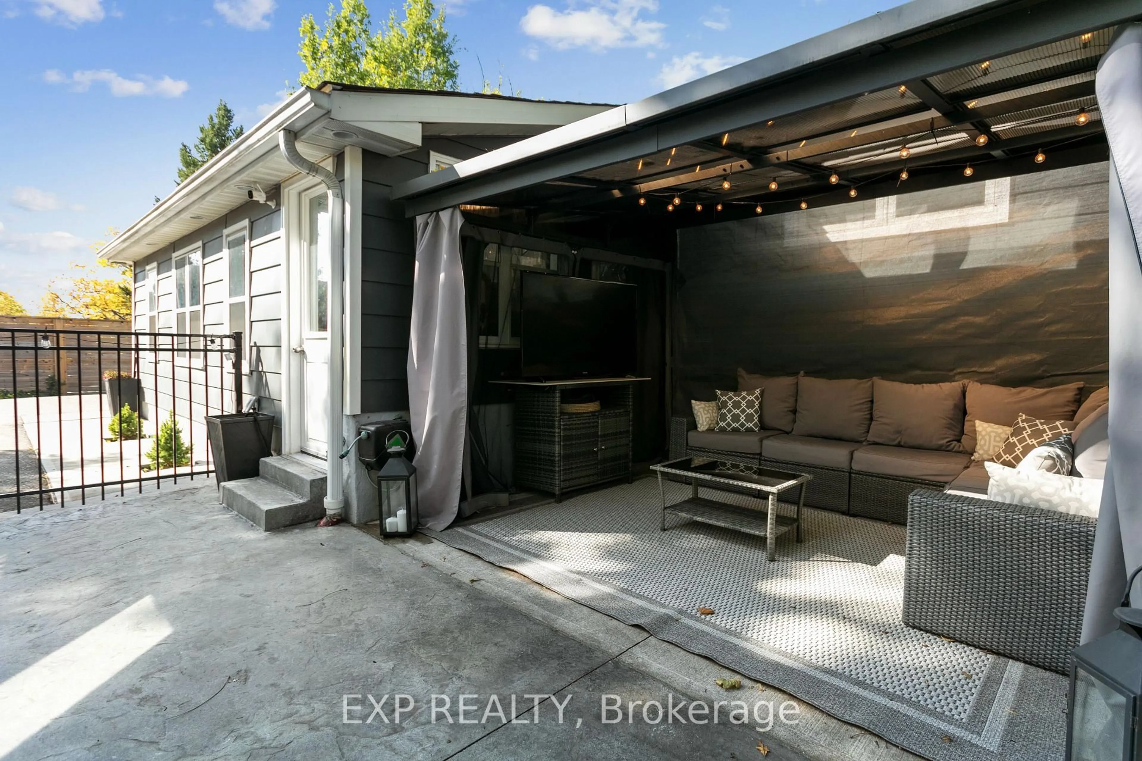 Patio, street for 366 Dundas St, Hamilton Ontario L0R 2H0