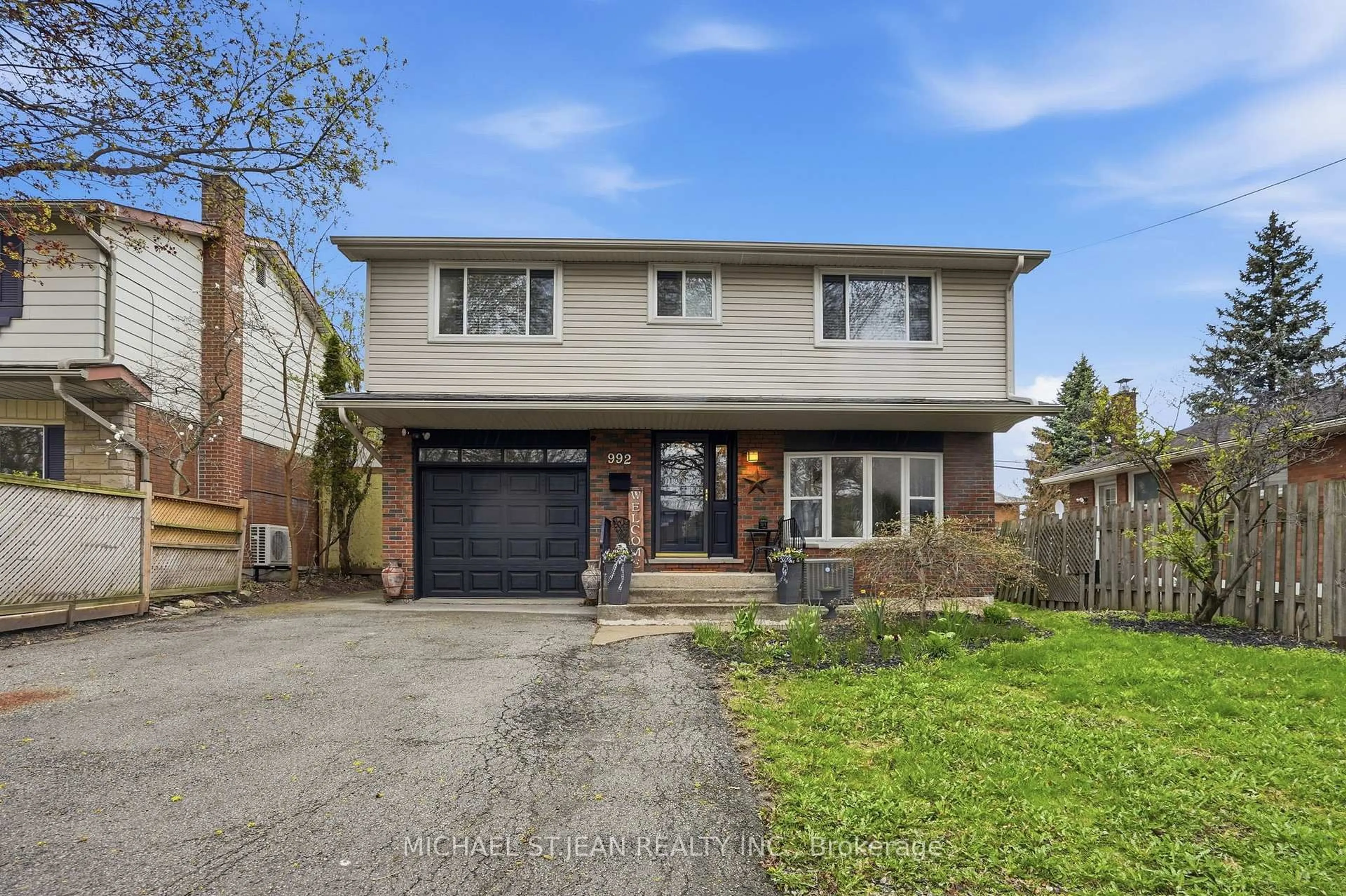 Home with brick exterior material, street for 992 Garth St, Hamilton Ontario L9C 4L6