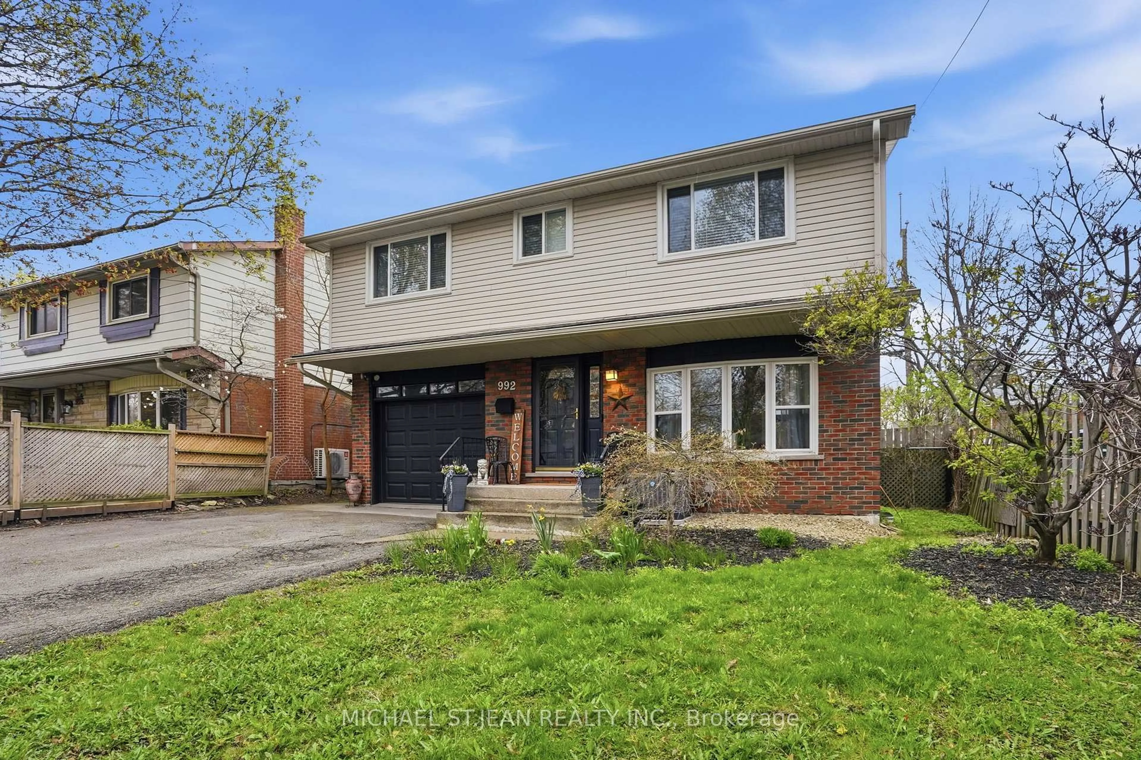 Home with brick exterior material, street for 992 Garth St, Hamilton Ontario L9C 4L6