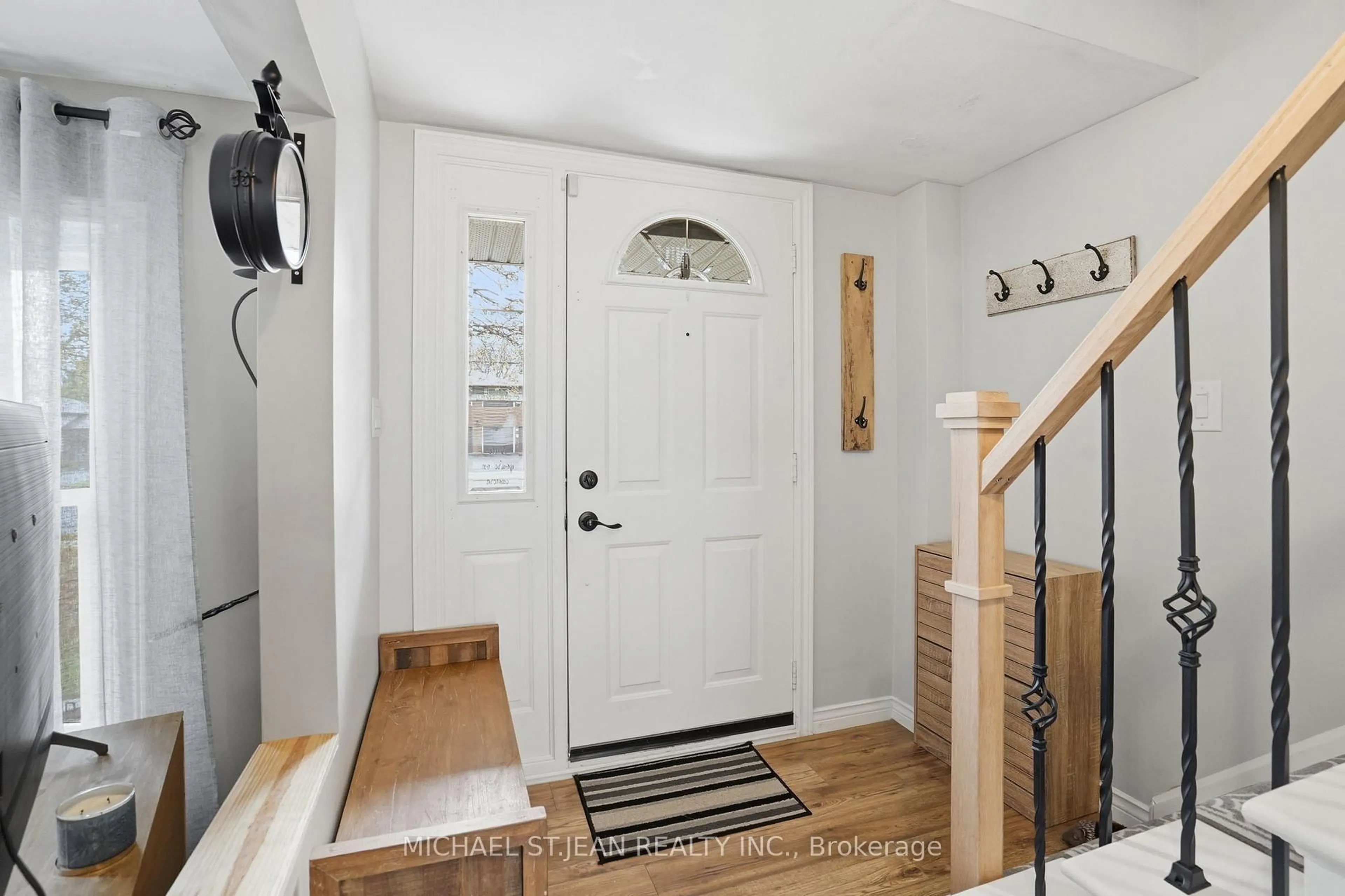 Indoor entryway for 992 Garth St, Hamilton Ontario L9C 4L6