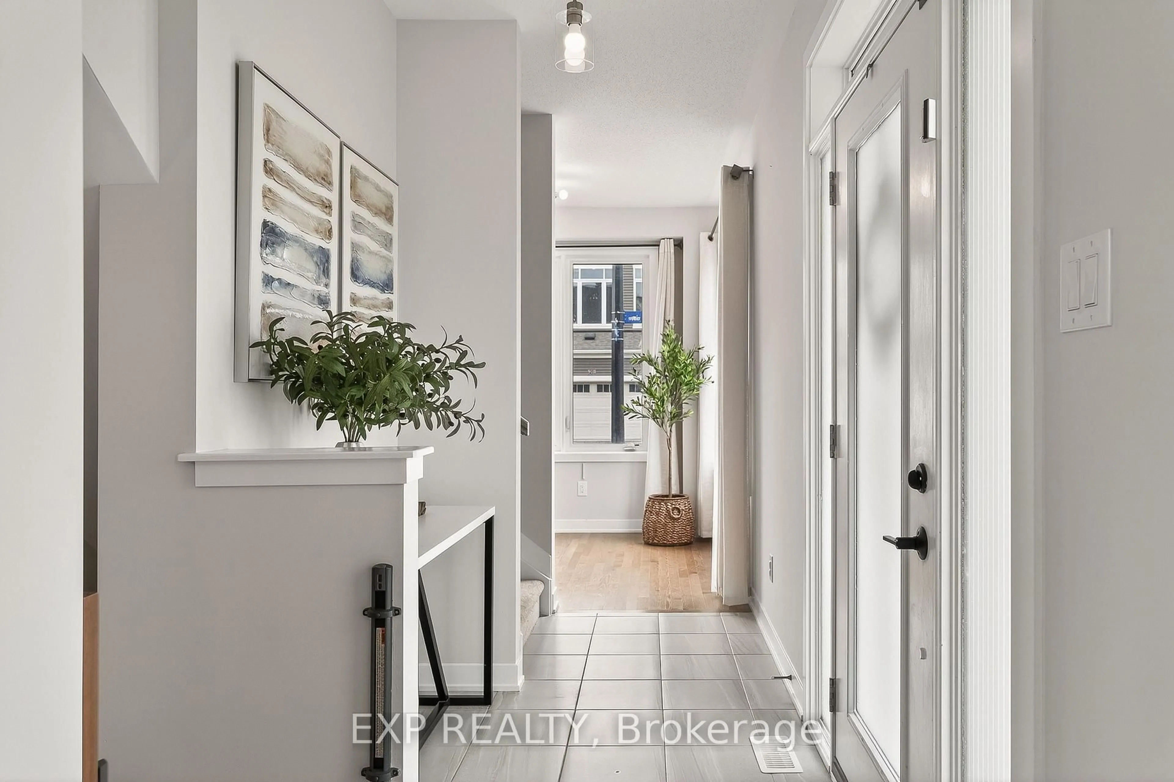 Indoor entryway for 909 Lesage Way, Ottawa Ontario K1W 0M8
