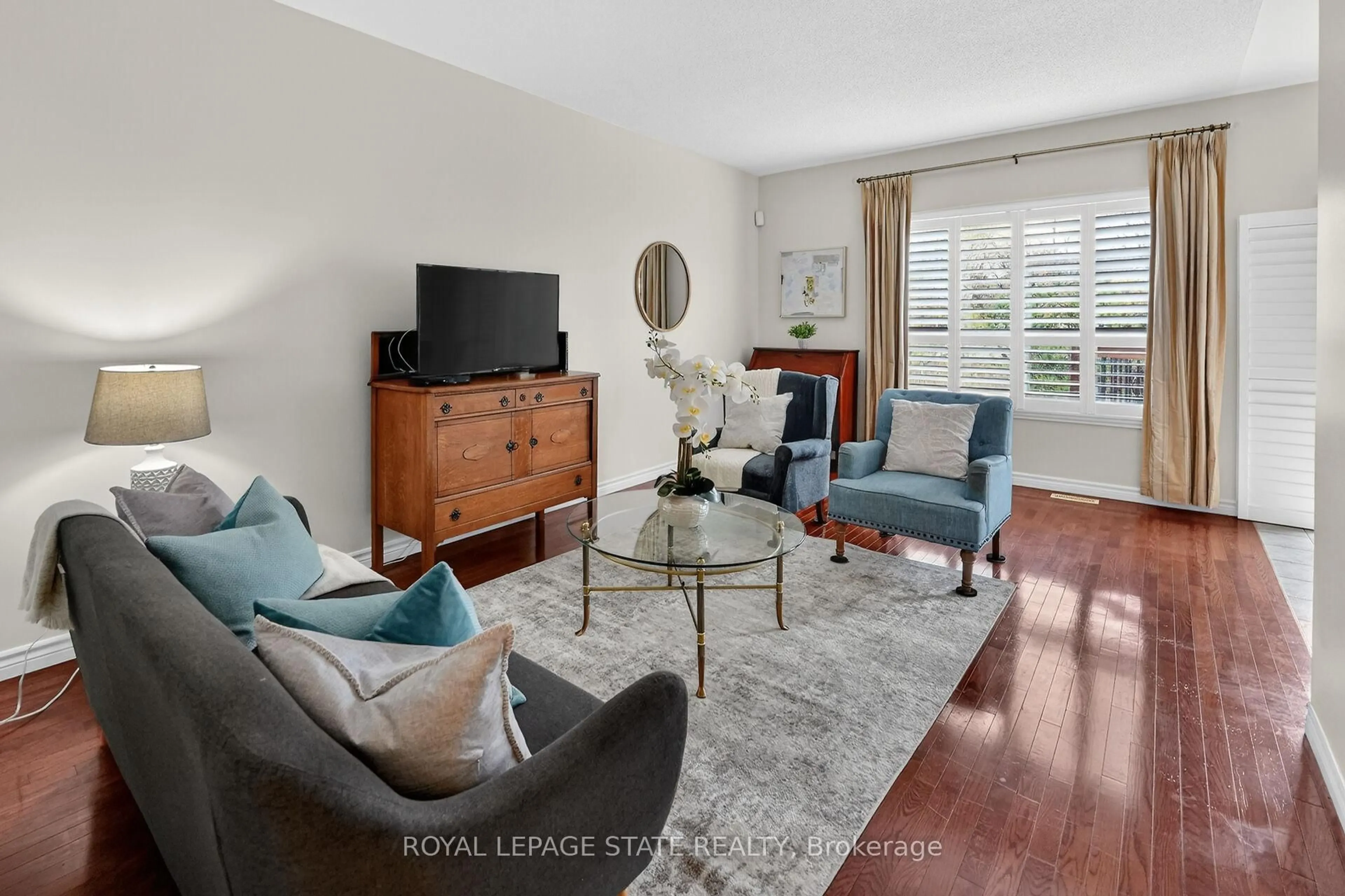 Living room with furniture, wood/laminate floor for 83 Morrison Cres, Grimsby Ontario L3M 5K5