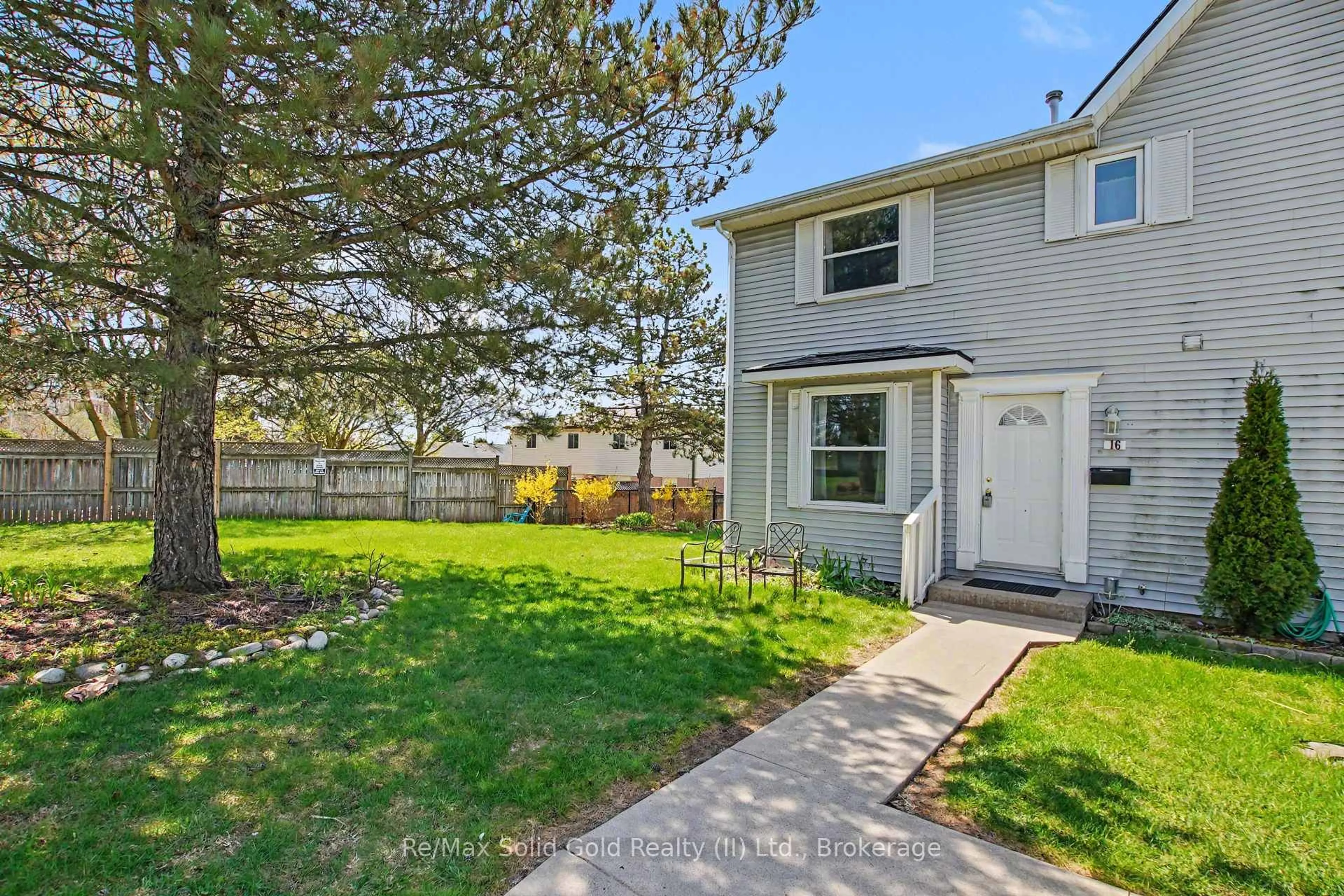 A pic from outside/outdoor area/front of a property/back of a property/a pic from drone, street for 265 Williamsburg Rd #16, Kitchener Ontario N2E 3H1