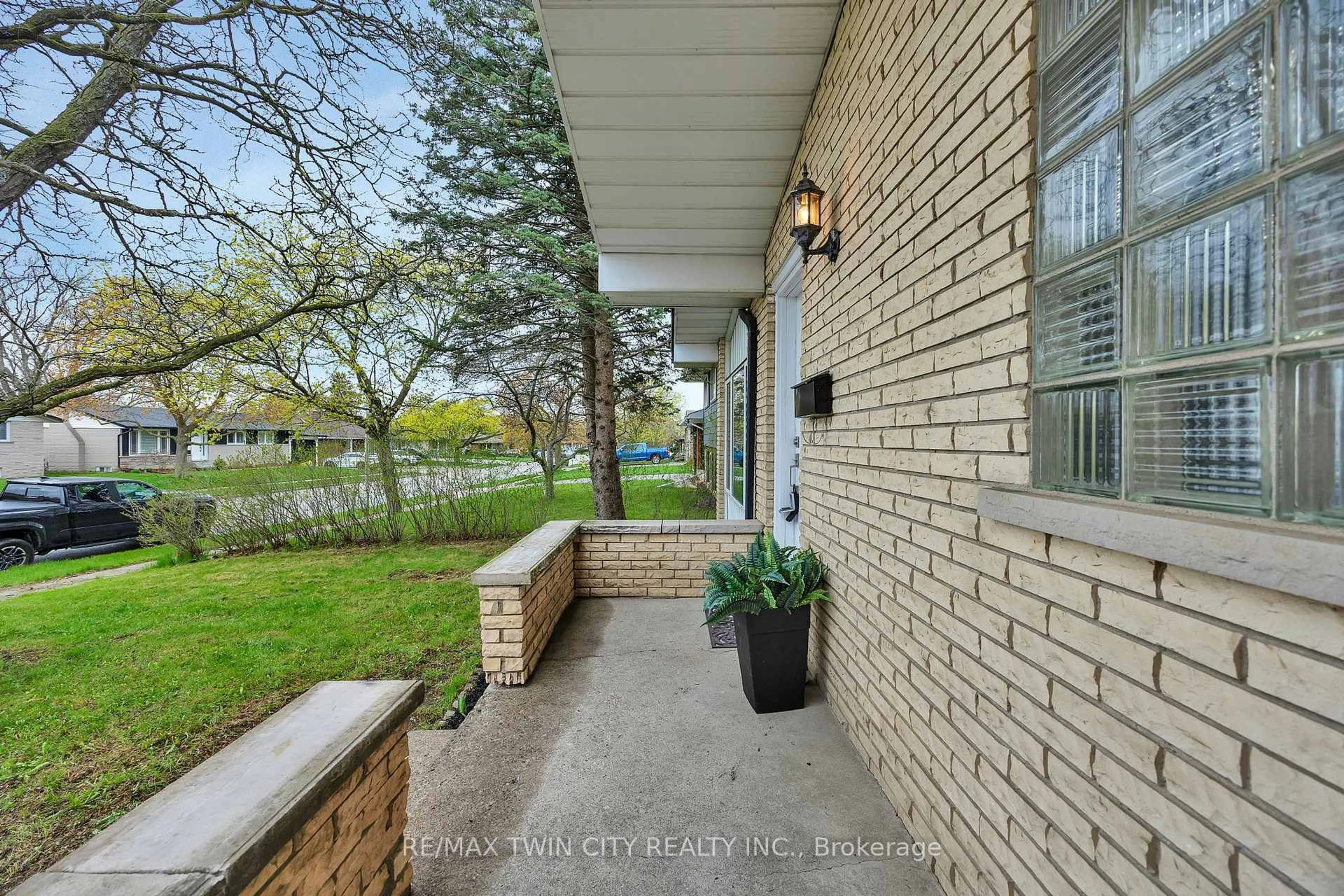 Patio, street for 246 Hillcrest Rd, Cambridge Ontario N3H 1B2