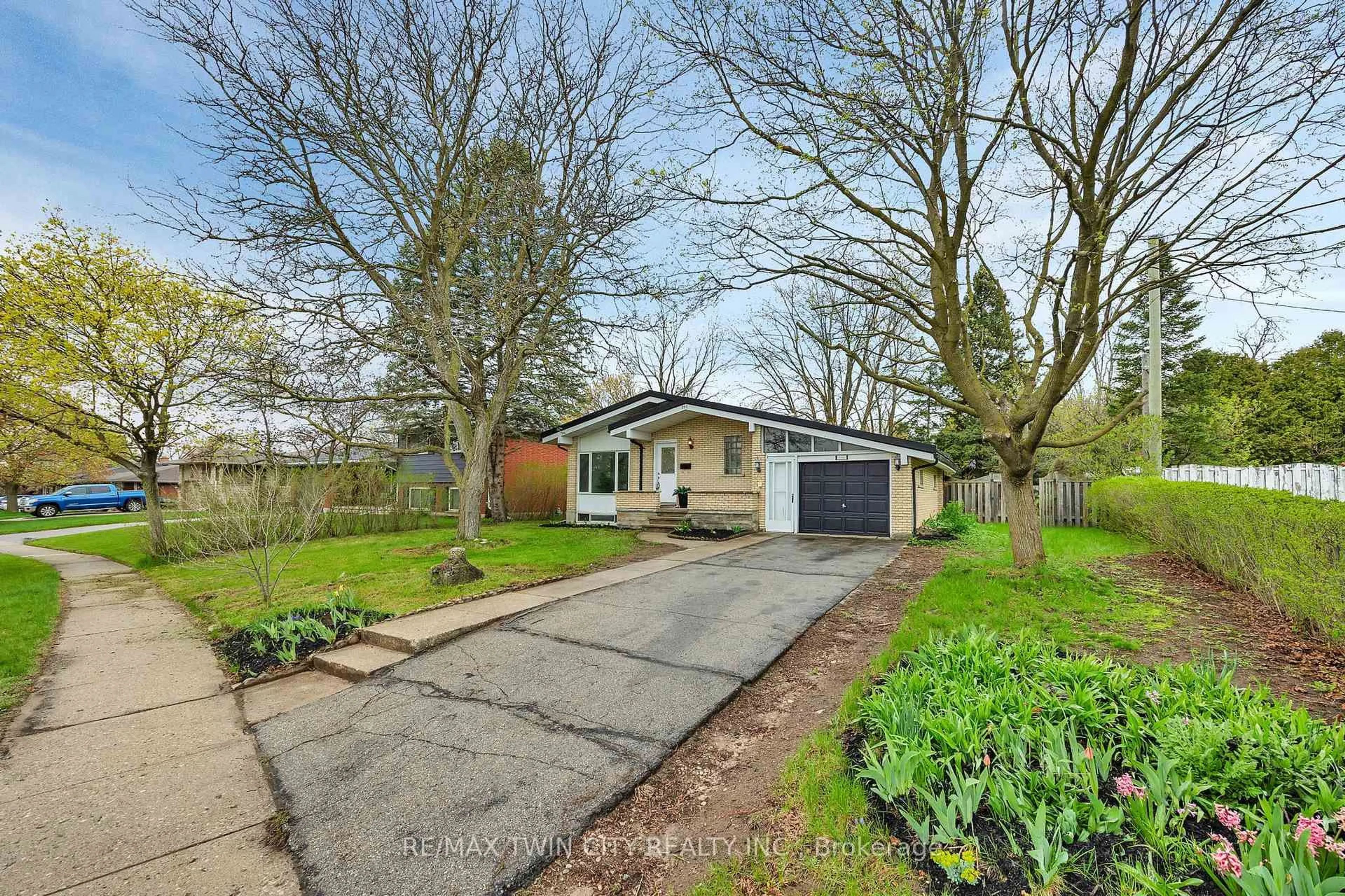 A pic from outside/outdoor area/front of a property/back of a property/a pic from drone, street for 246 Hillcrest Rd, Cambridge Ontario N3H 1B2