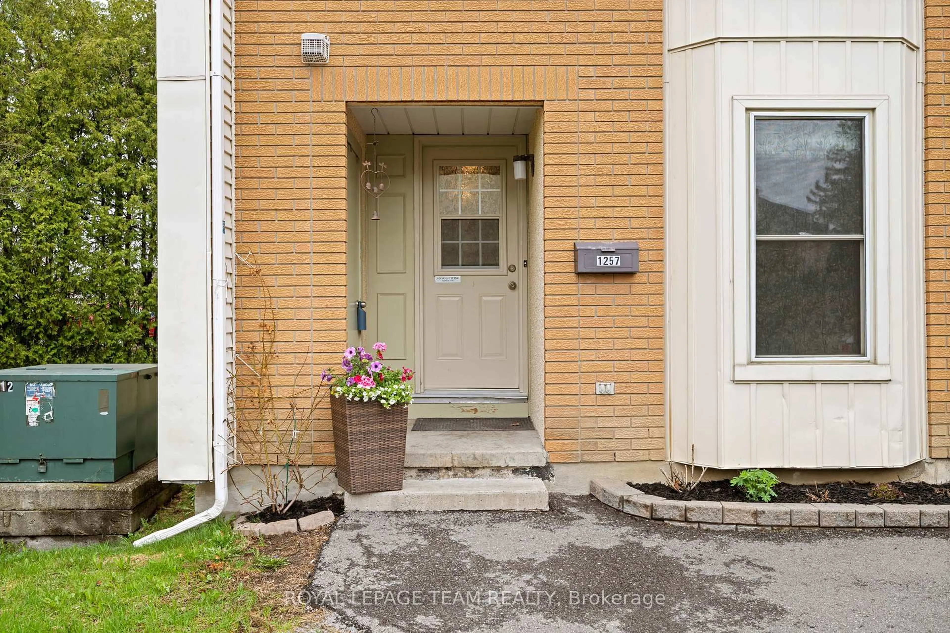 Indoor entryway for 1257 Priory Lane #42, Ottawa Ontario K1C 1Z8