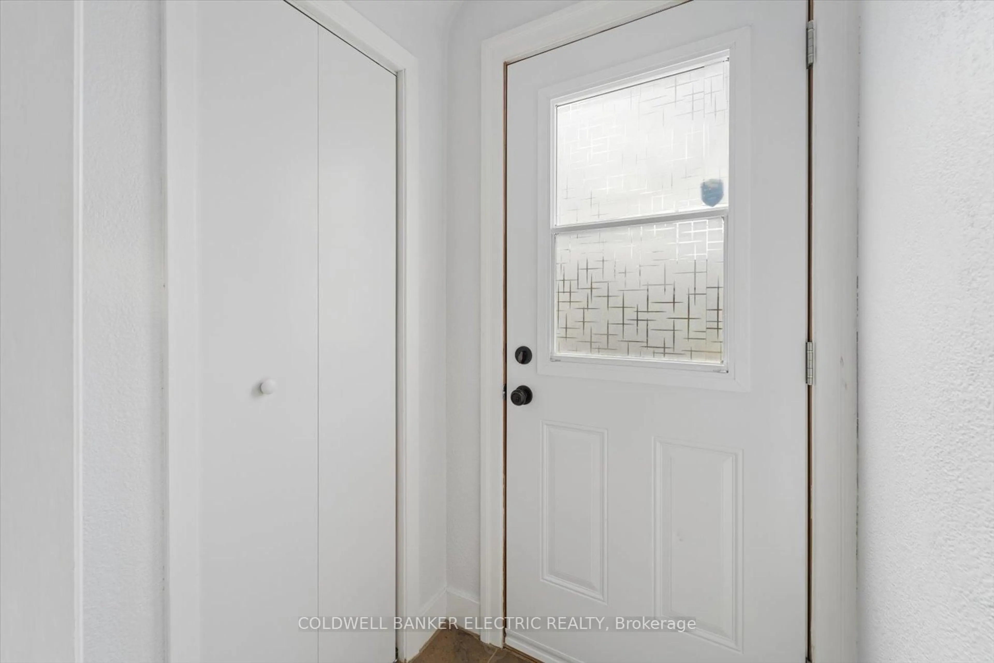 Indoor entryway for 252 Aberdeen Ave, Peterborough Ontario K9H 4W9