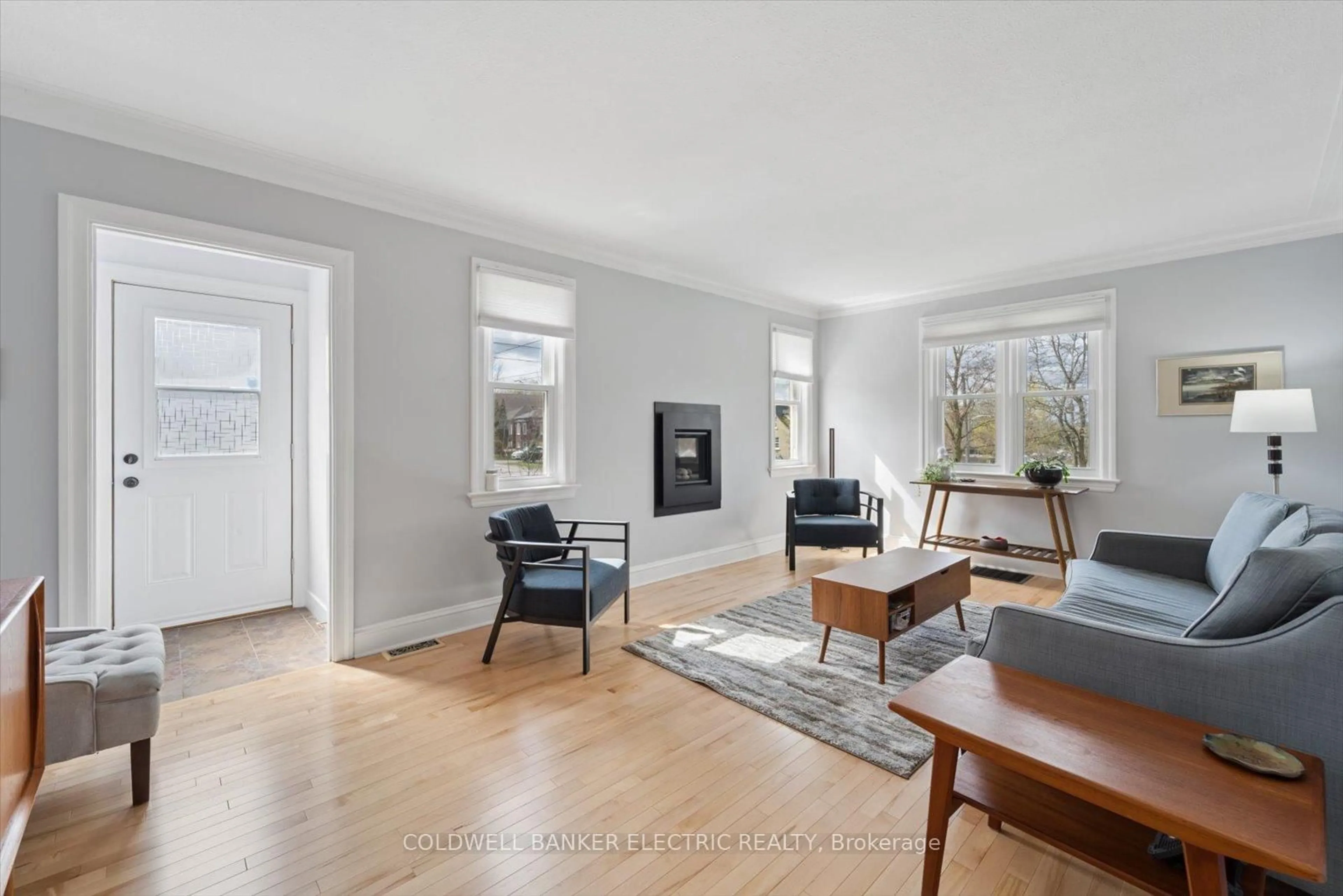Living room with furniture, unknown for 252 Aberdeen Ave, Peterborough Ontario K9H 4W9