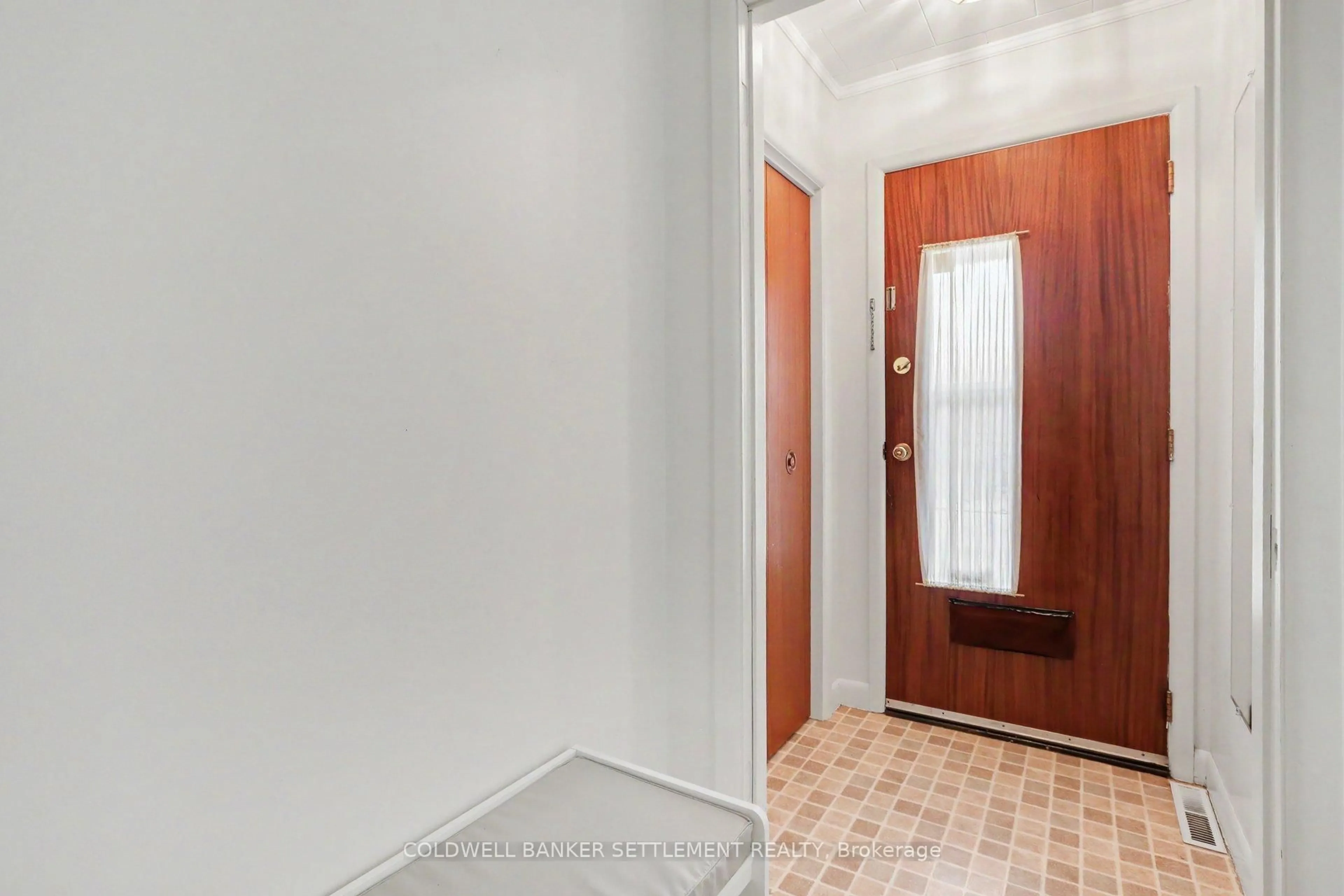 Indoor entryway for 2 Glenview Cres, Perth Ontario K7H 2L2