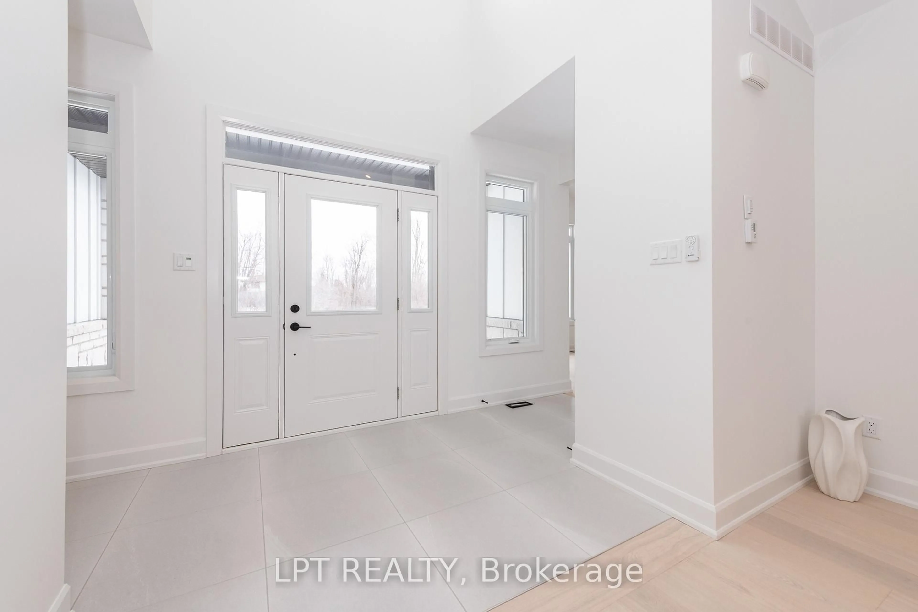 Indoor entryway for 23 Skeel Crt, Ashton Ontario K0A 1B0