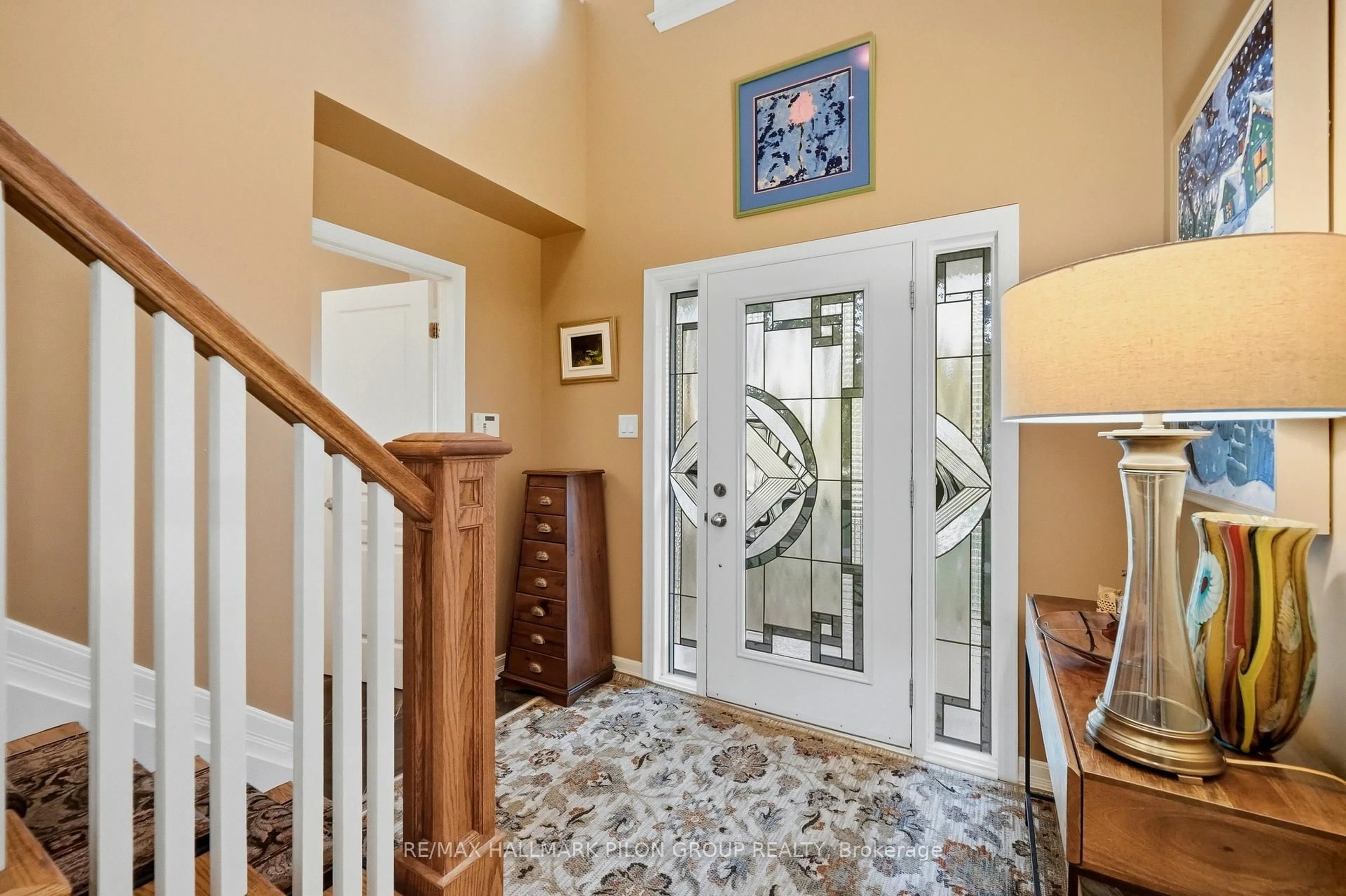 Indoor entryway for 2380 Virginia Dr, Ottawa Ontario K1H 6S2