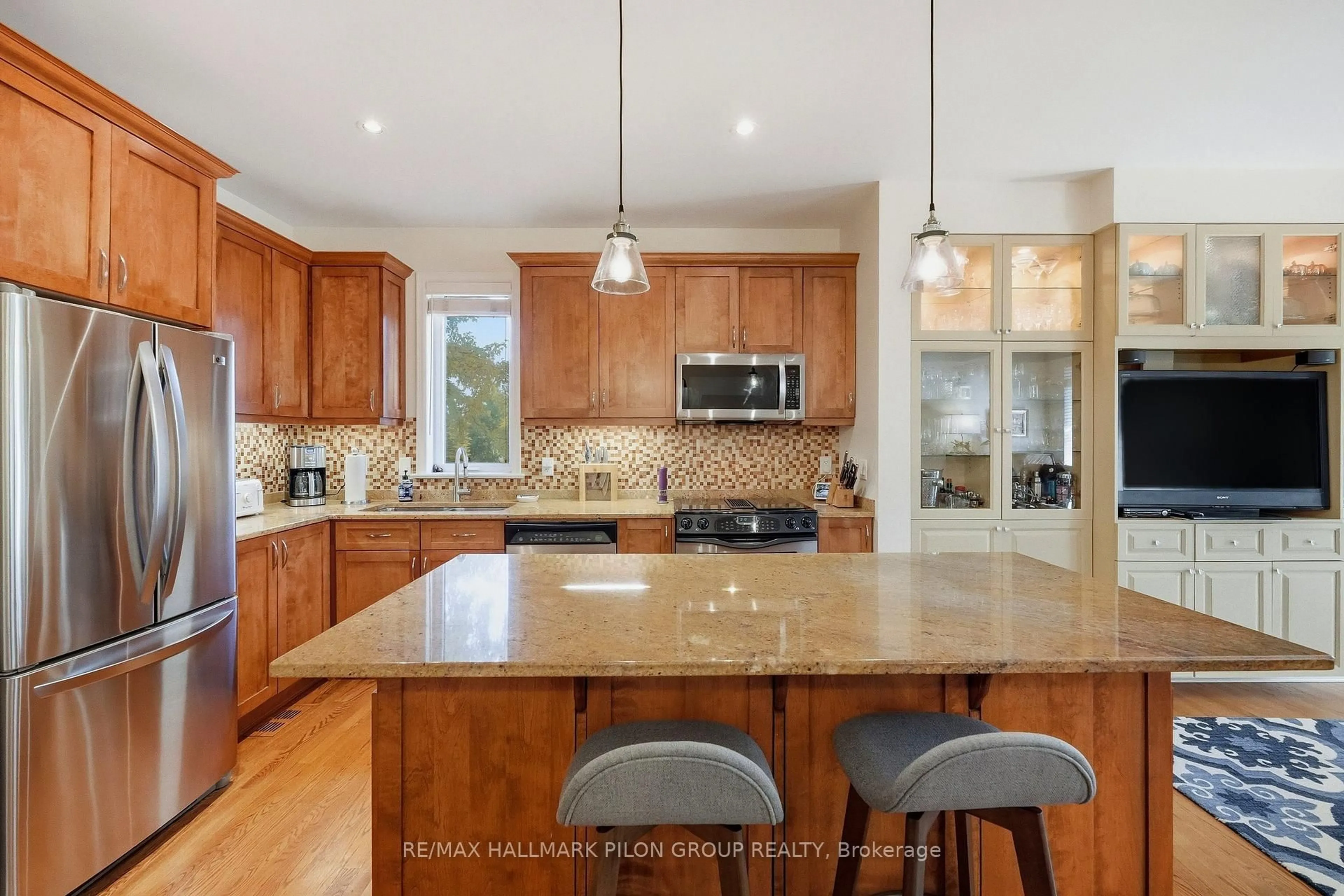 Open concept kitchen, ceramic/tile floor for 2380 Virginia Dr, Ottawa Ontario K1H 6S2