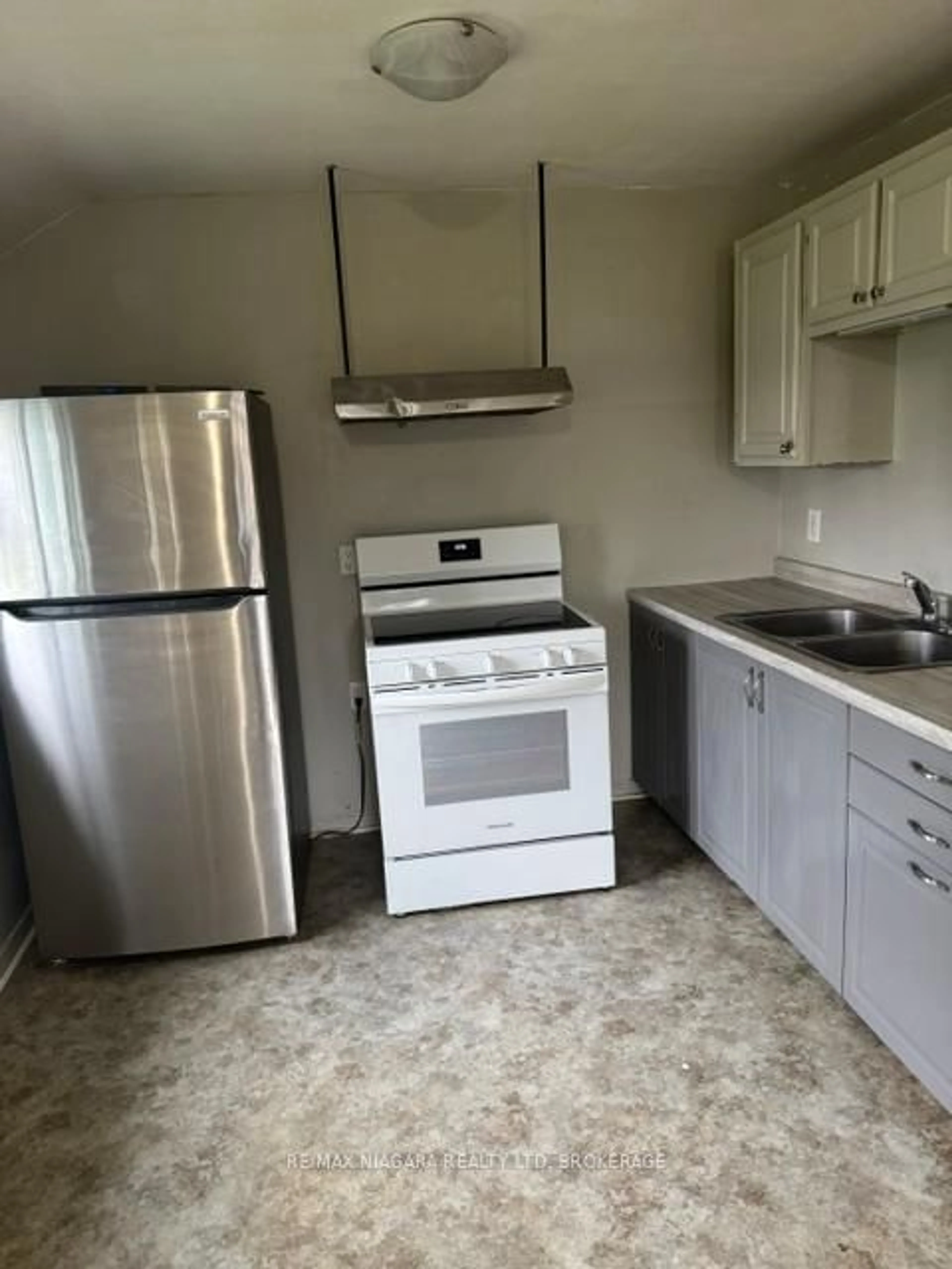 Standard kitchen, unknown for 10818 Lakeshore Rd, Wainfleet Ontario L3K 5V4