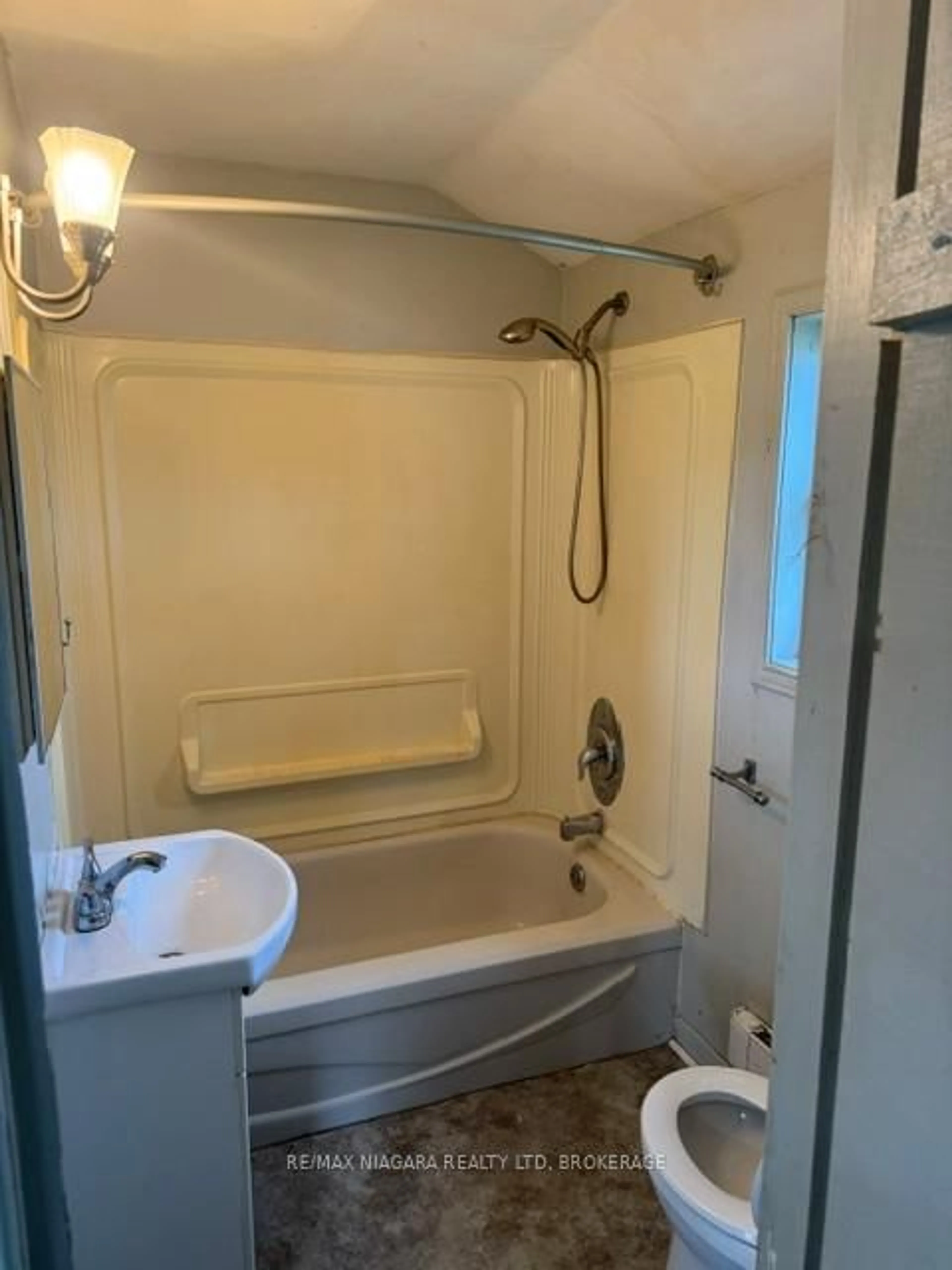 Standard bathroom, unknown for 10818 Lakeshore Rd, Wainfleet Ontario L3K 5V4