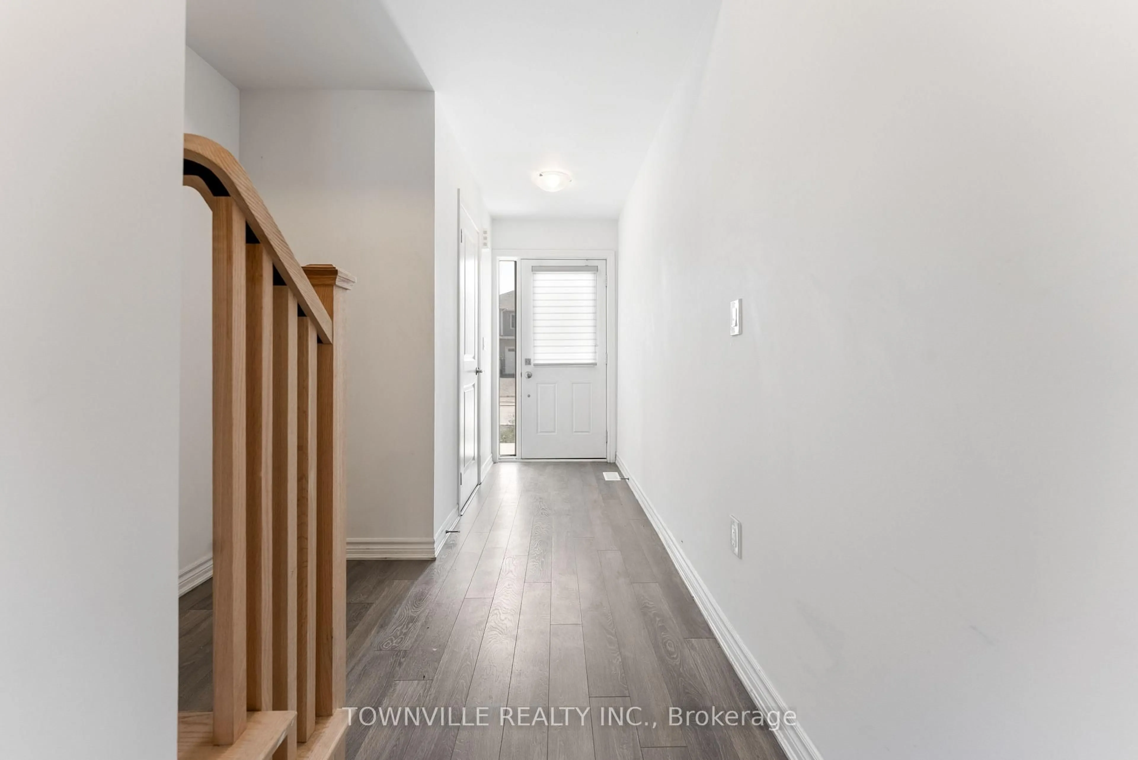 Indoor entryway for 35 Lincoln Dr, Belleville Ontario K8N 0T7