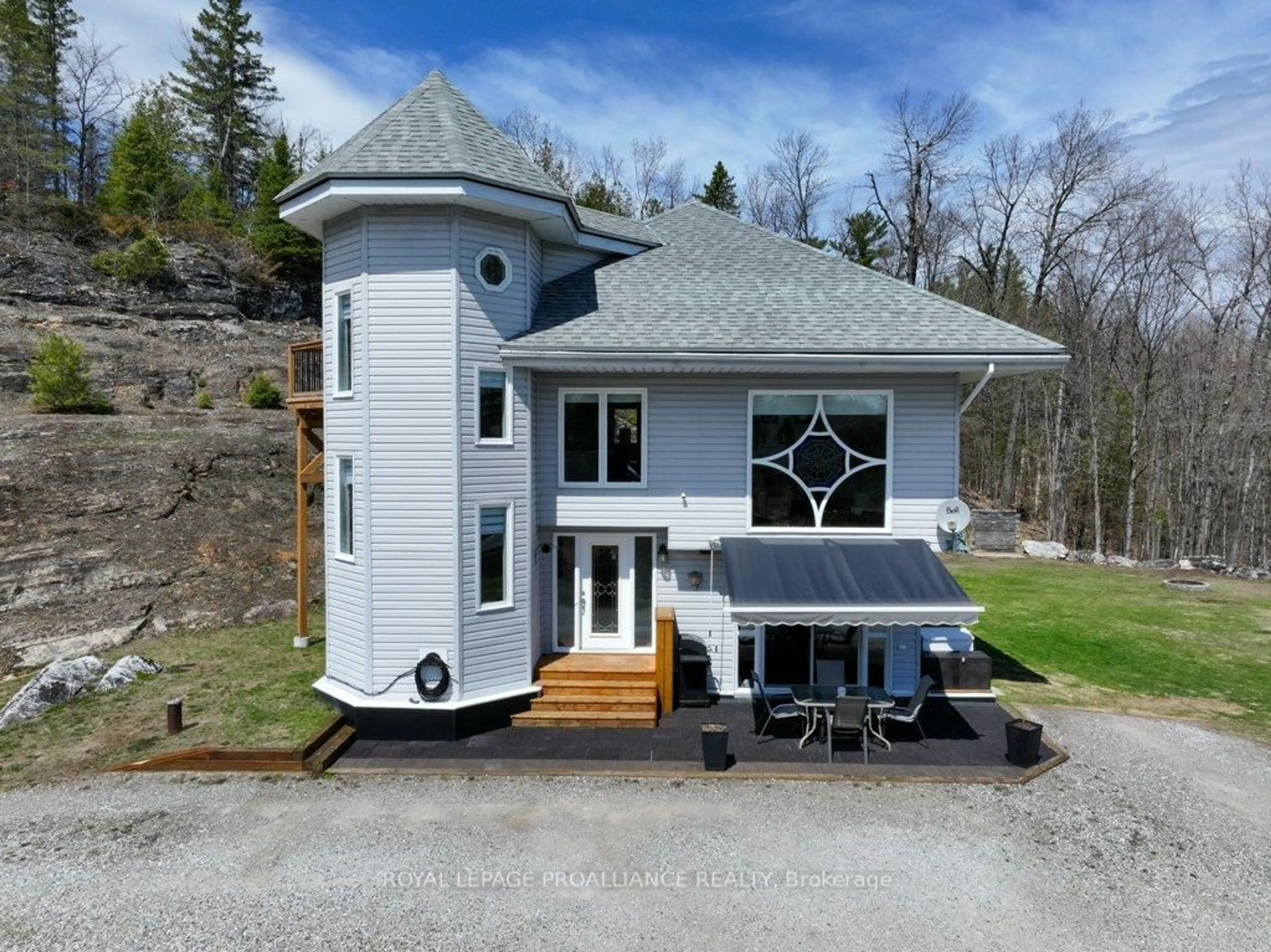 Home with vinyl exterior material, unknown for 9537 Road 509 Rd, Ompah Ontario K0H 2J0