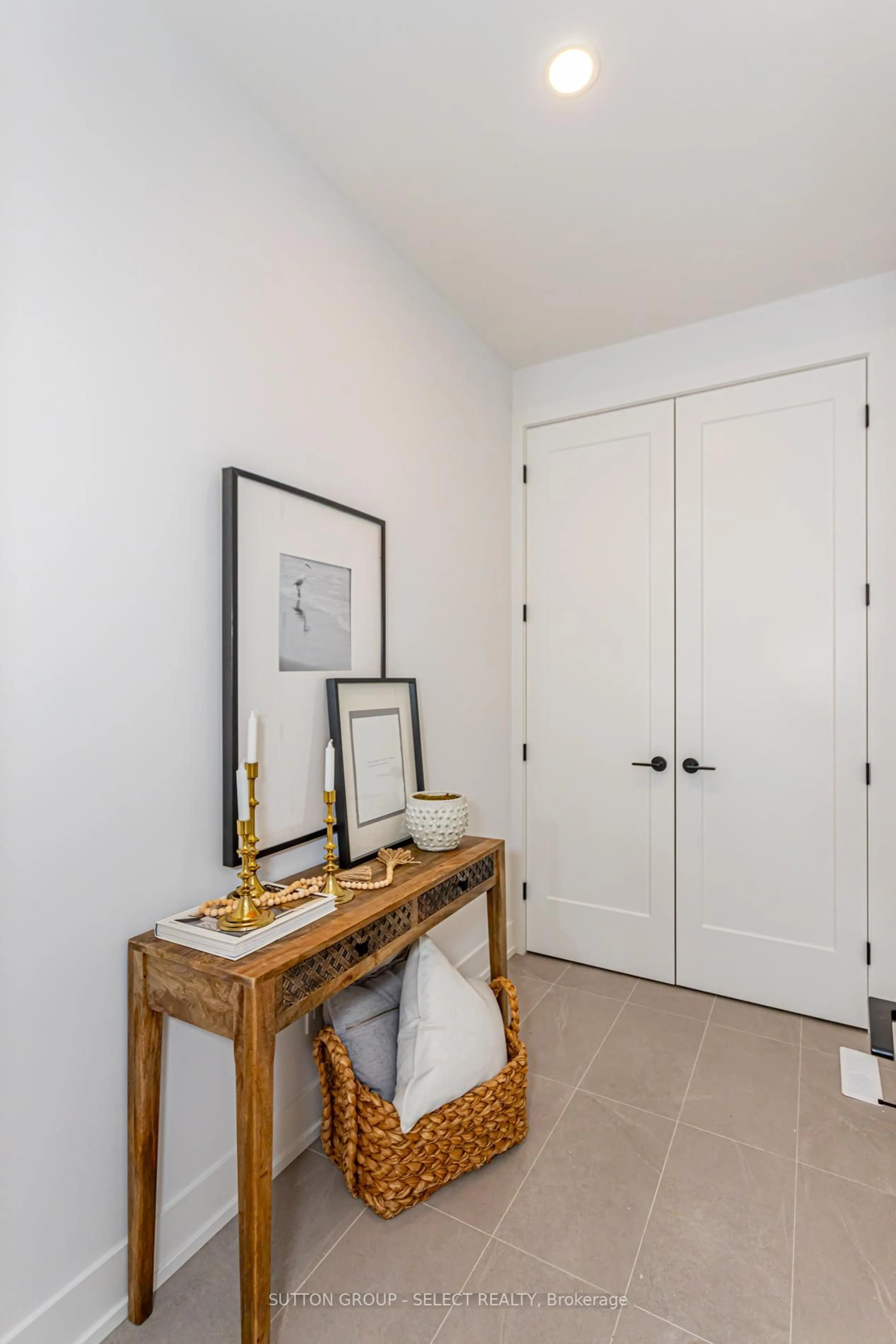Indoor entryway for 1965 Upperpoint Gate #151, London South Ontario N6K 0L2