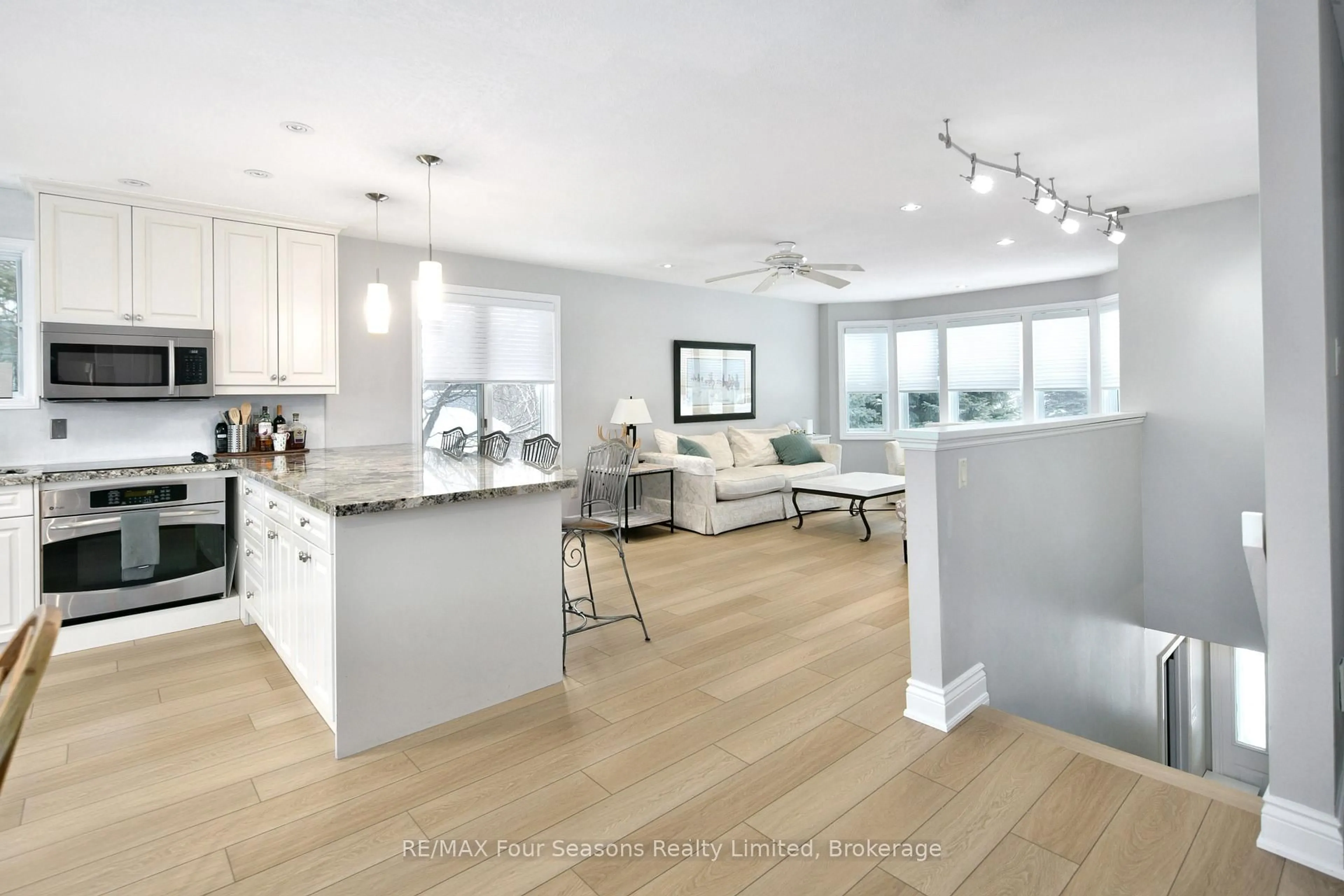 Open concept kitchen, unknown for 104 Laurie's Crt, Blue Mountains Ontario L9Y 0L4