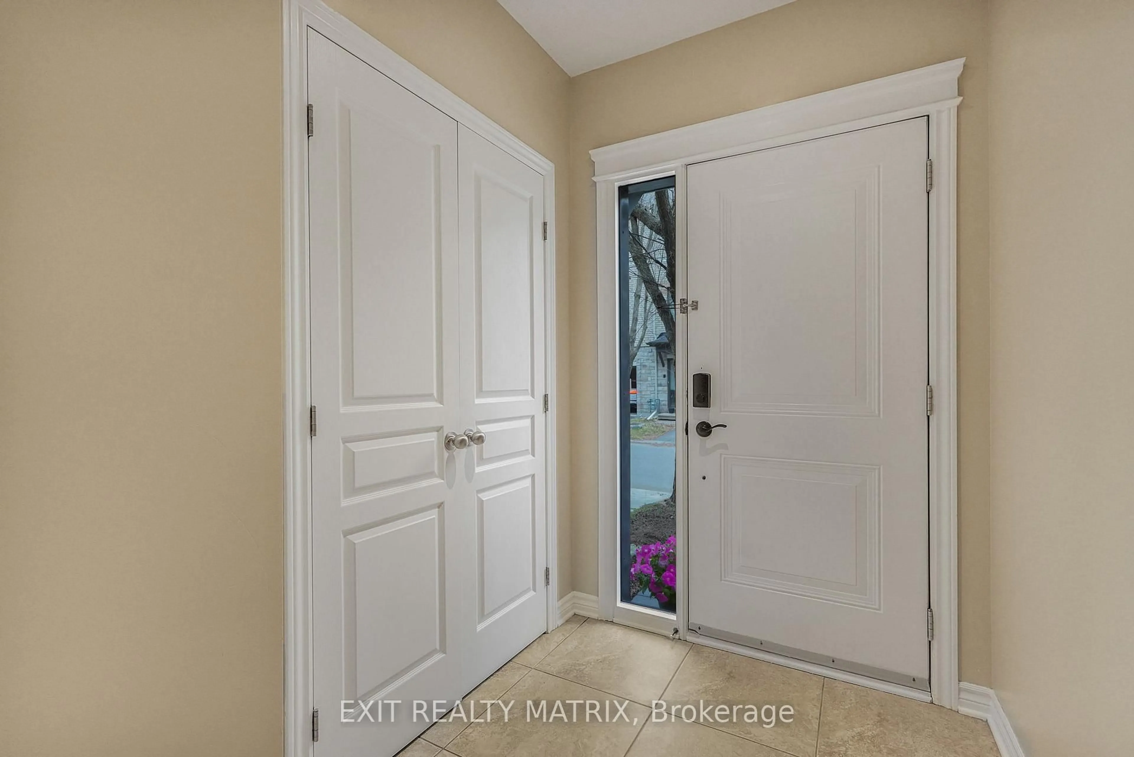 Indoor entryway for 111 Brilia Private, Ottawa Ontario K1J 0B7