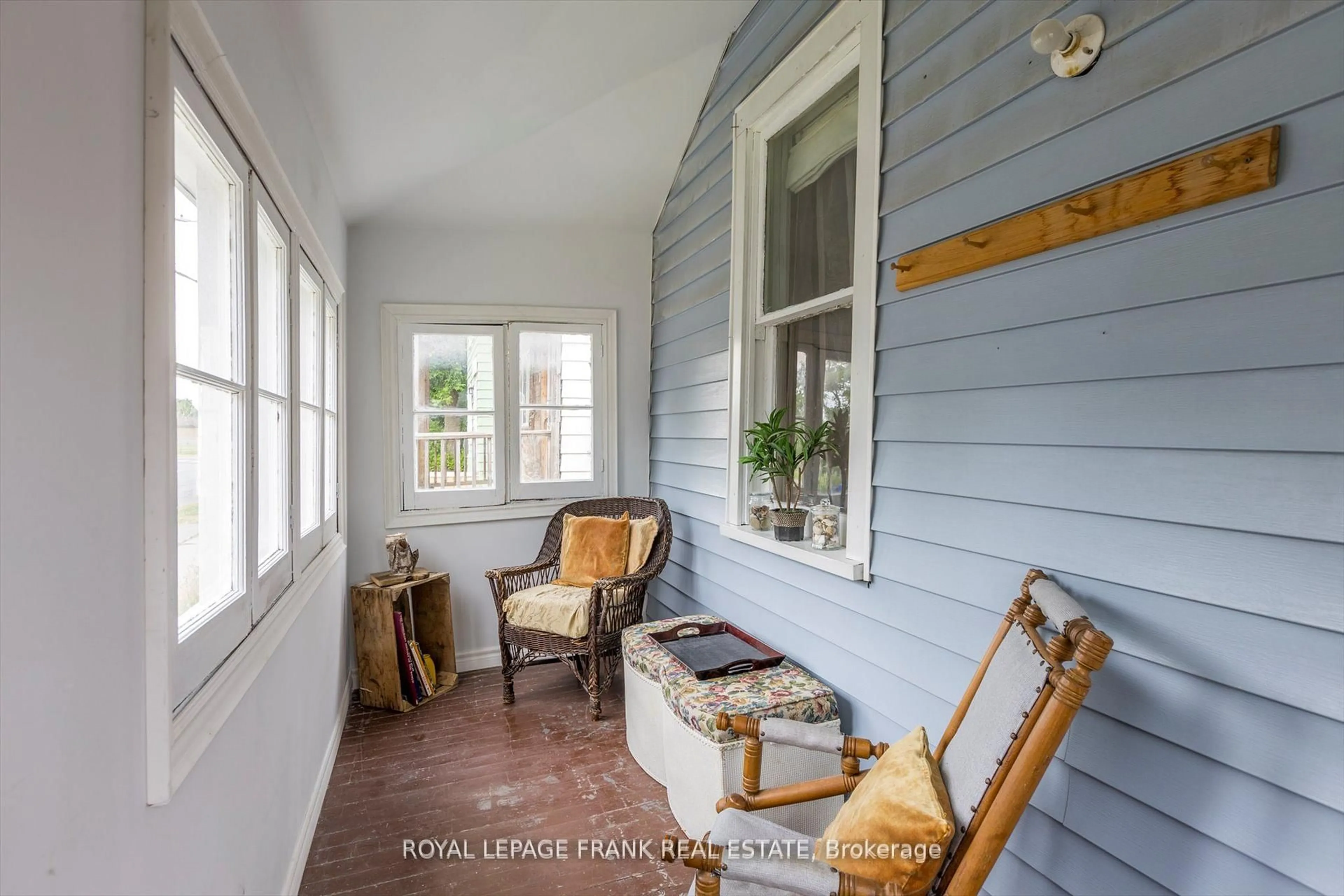 Indoor entryway for 715 Chamberlain St, Peterborough Ontario K9J 4M2
