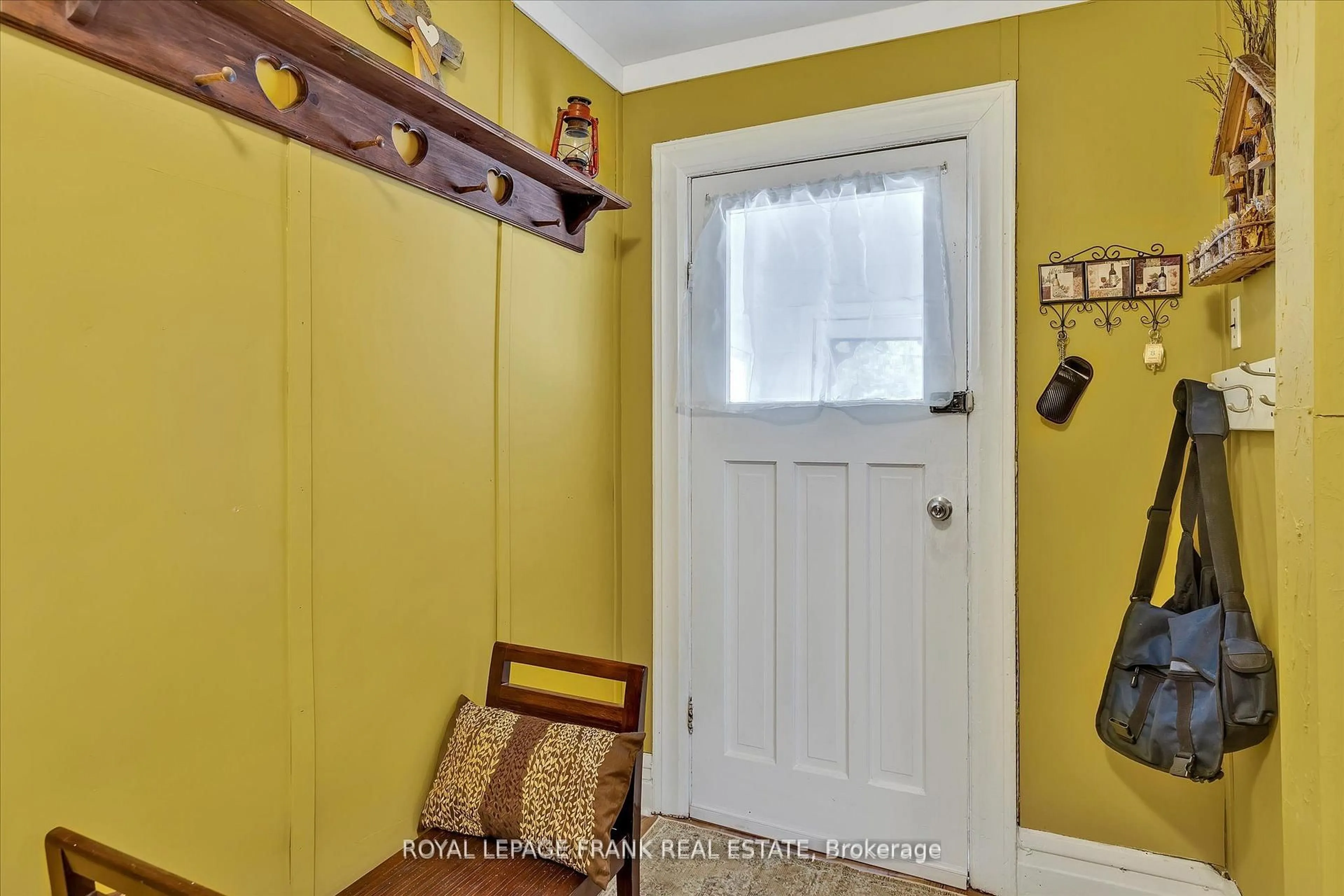 Indoor entryway for 715 Chamberlain St, Peterborough Ontario K9J 4M2