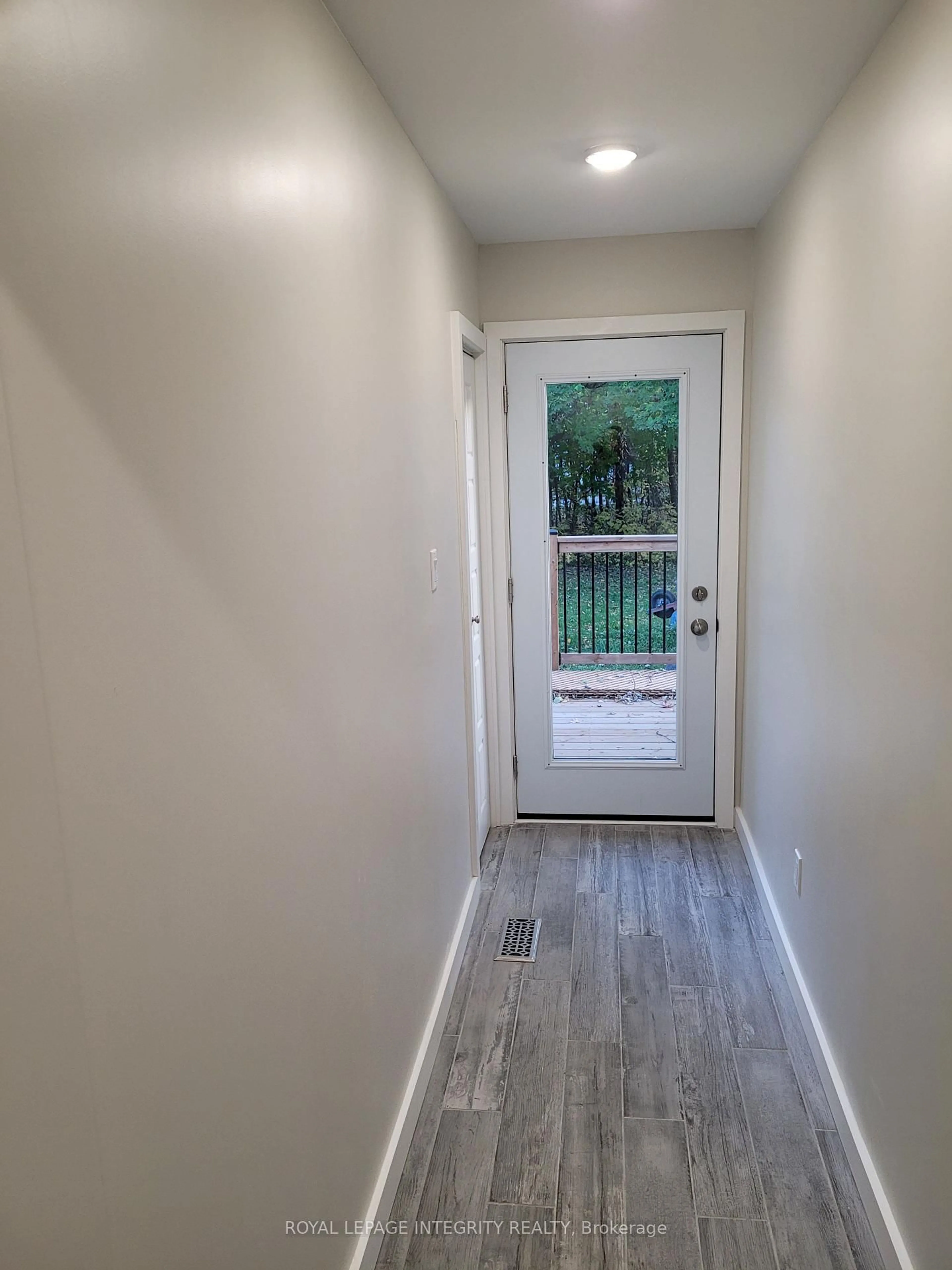 Indoor entryway for 2748 Moncton Rd, Ottawa Ontario K2B 7W1