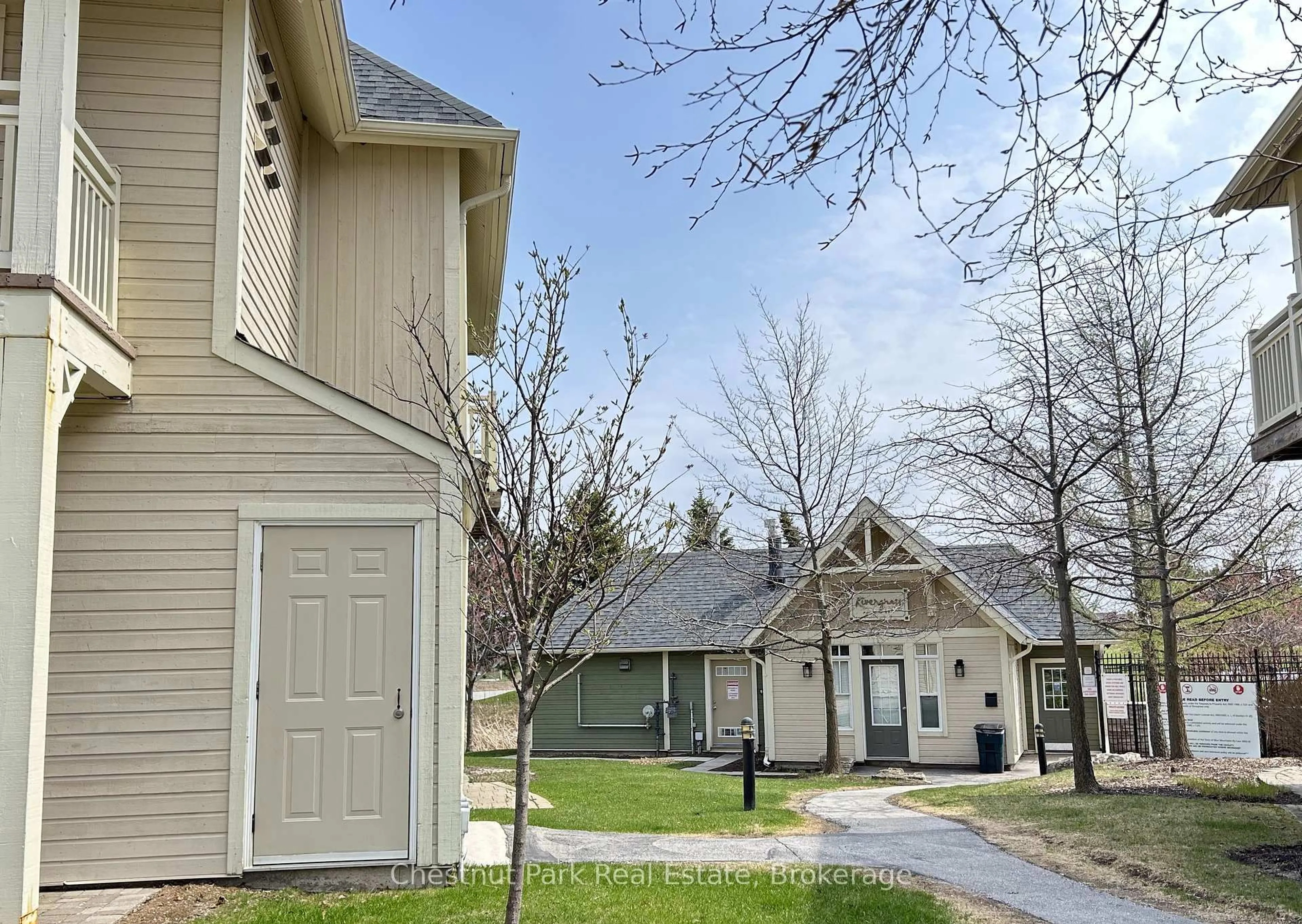 Home with vinyl exterior material, street for 125 Fairway Crt #222, Blue Mountains Ontario L9Y 0P8
