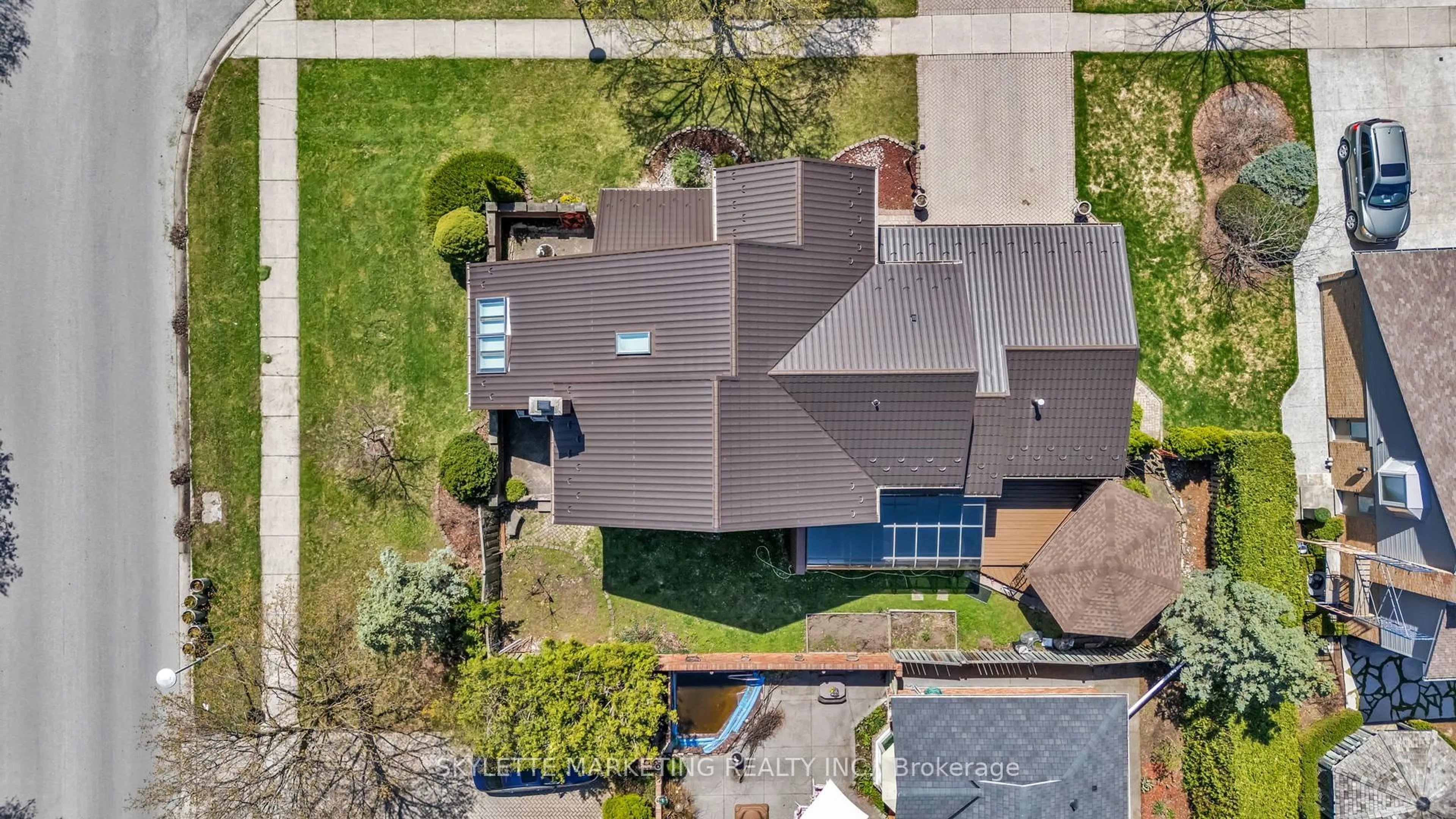 A pic from outside/outdoor area/front of a property/back of a property/a pic from drone, street for 2 Deer Valley Cres, London South Ontario N6J 4K9