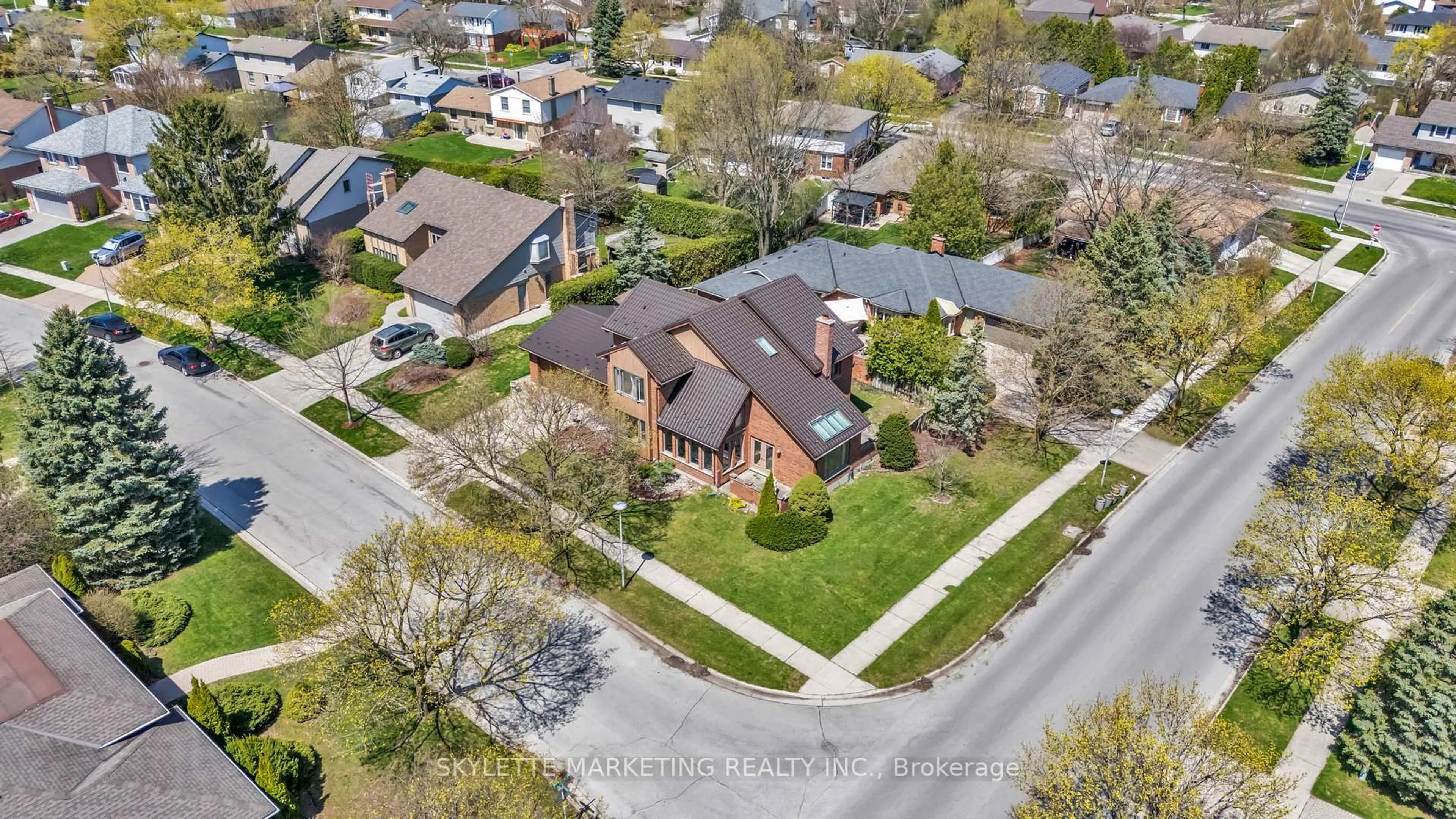 A pic from outside/outdoor area/front of a property/back of a property/a pic from drone, street for 2 Deer Valley Cres, London South Ontario N6J 4K9