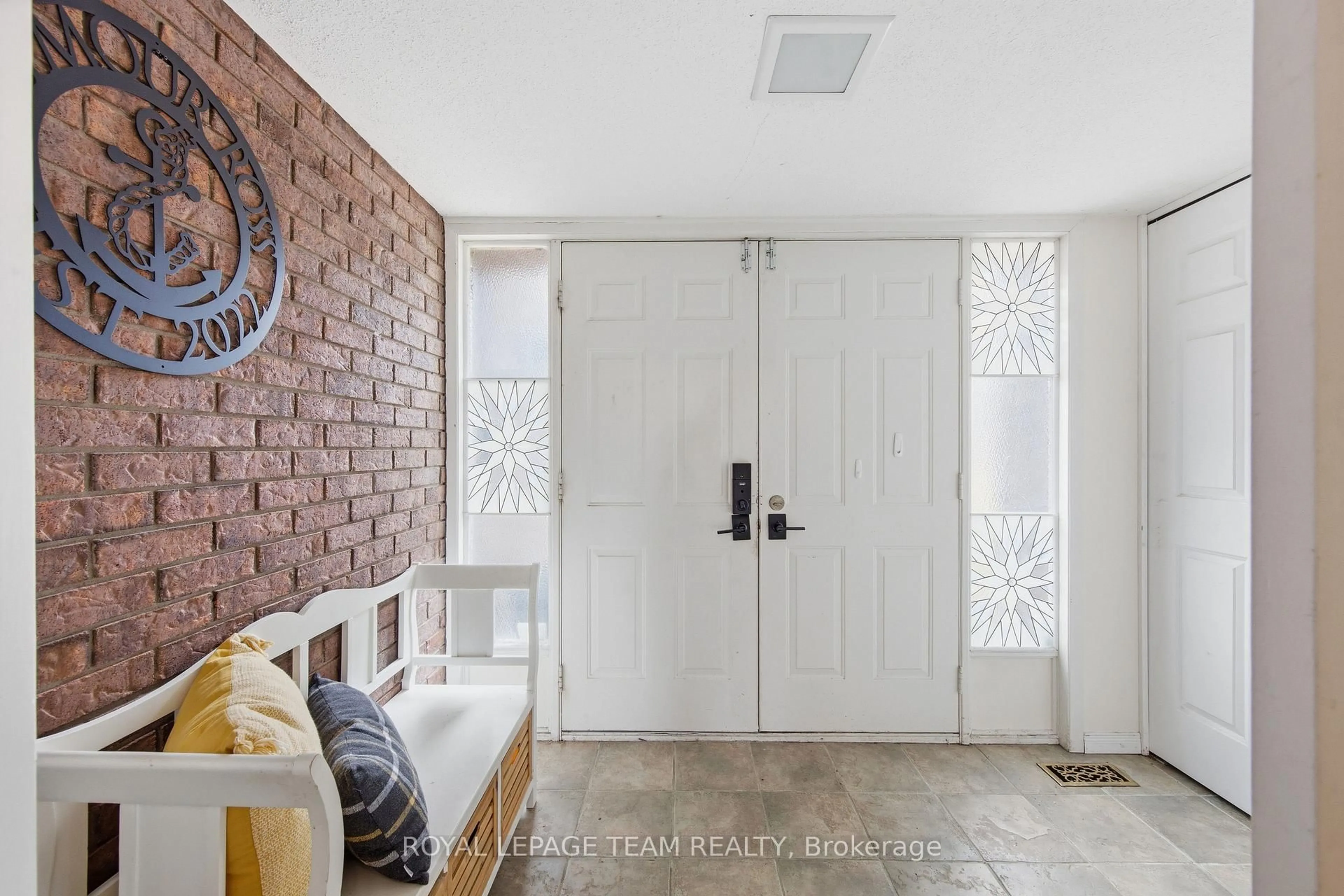 Indoor entryway for 136 Malvern Dr, Barrhaven Ontario K2J 2G5