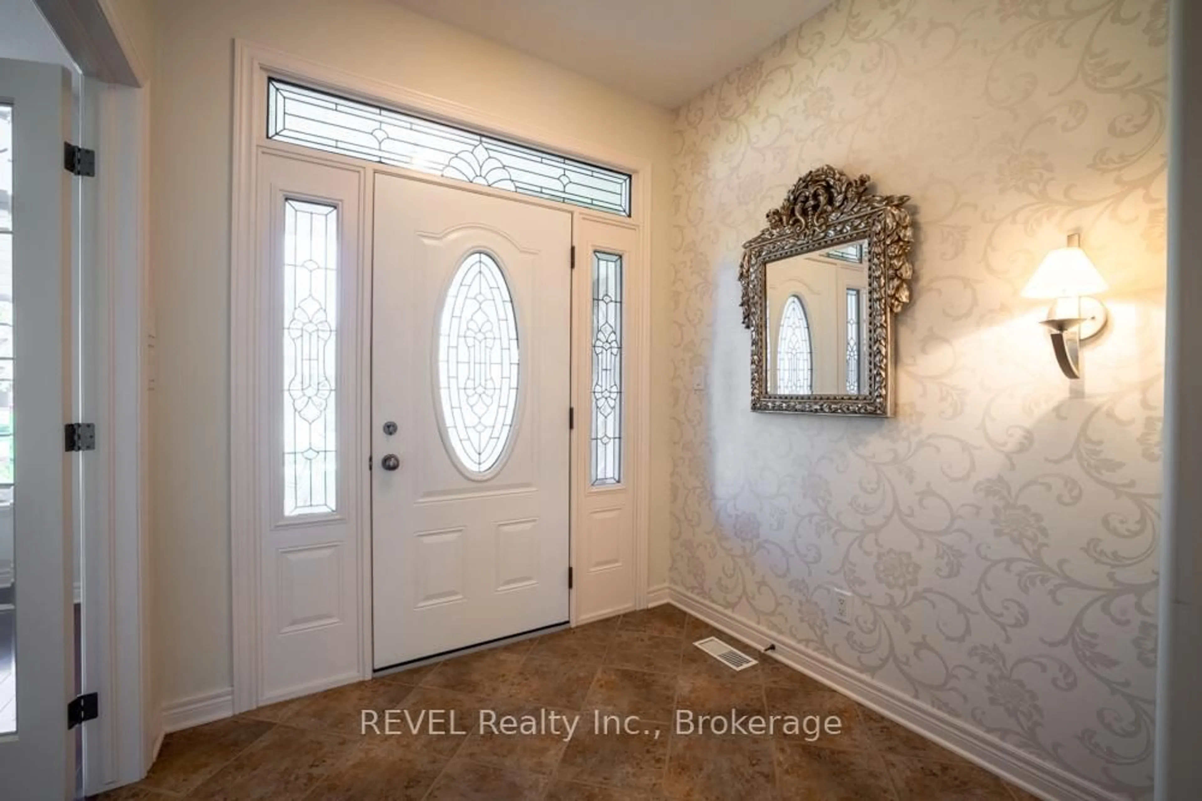 Indoor entryway for 30 Bianca Dr, Niagara-on-the-Lake Ontario L0S 1T0