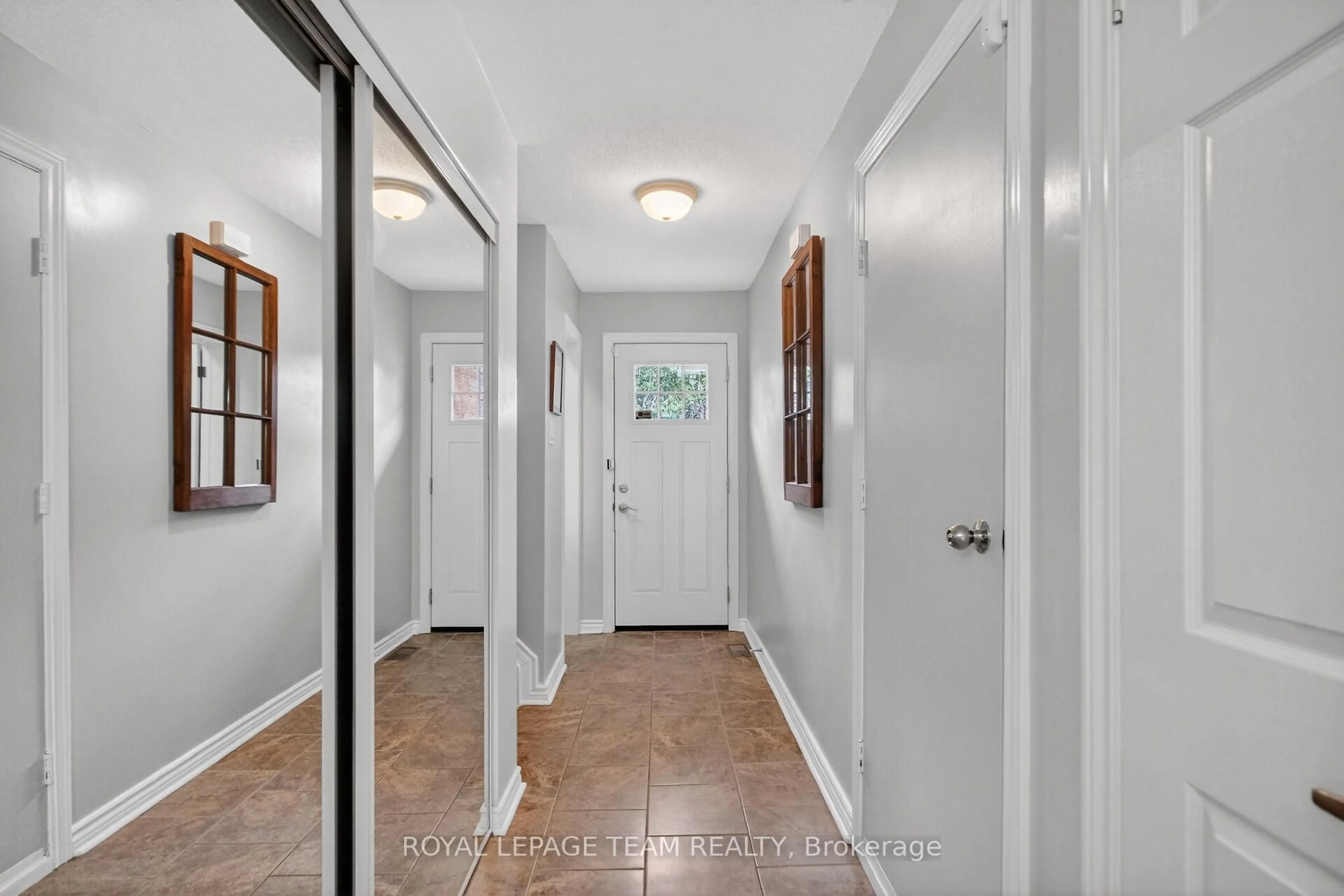 Indoor entryway for 19 Trafford Lane #14, Barrhaven Ontario K2J 1X6