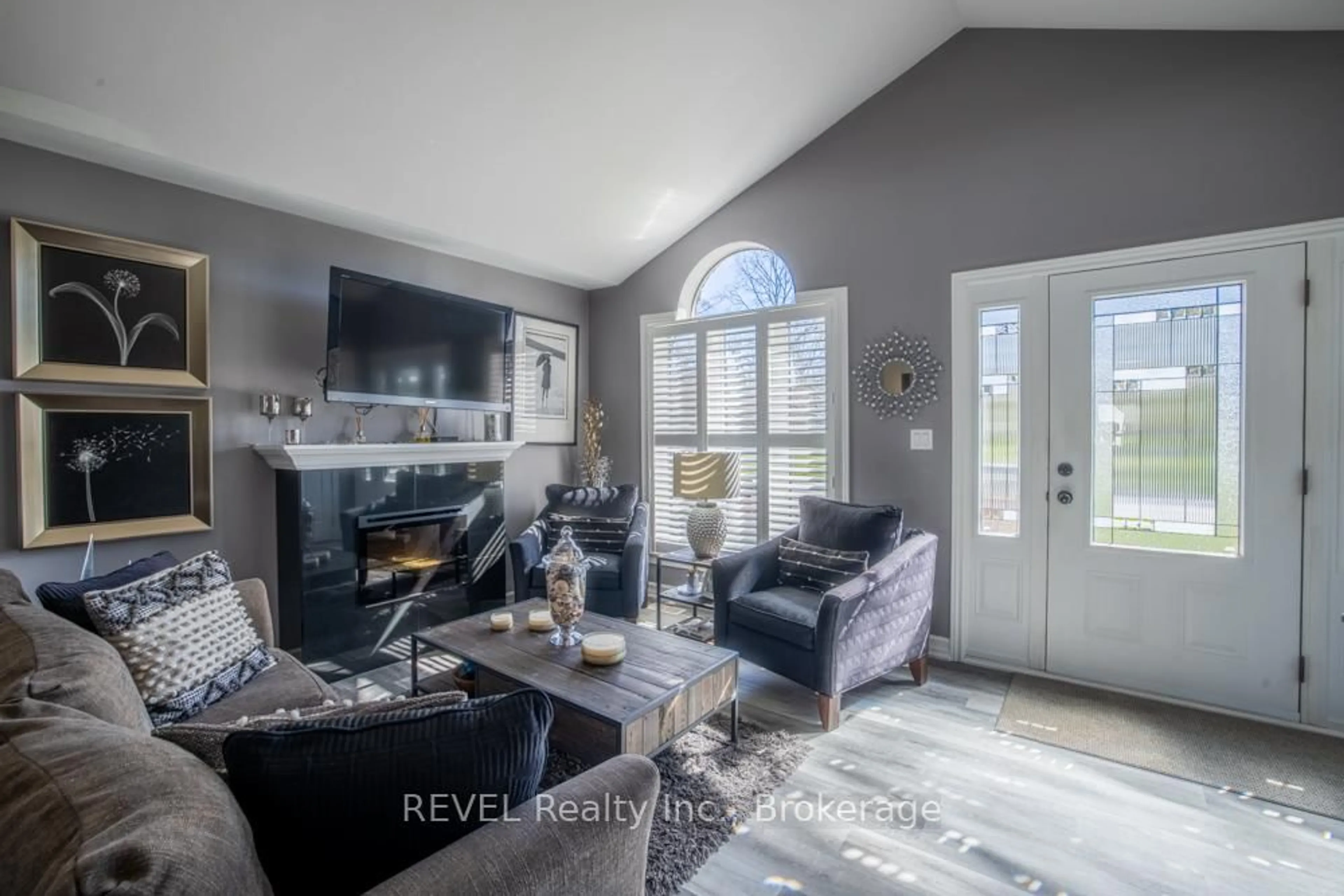 Living room with furniture, unknown for 469 Glenwood Ave, Fort Erie Ontario L0S 1N0