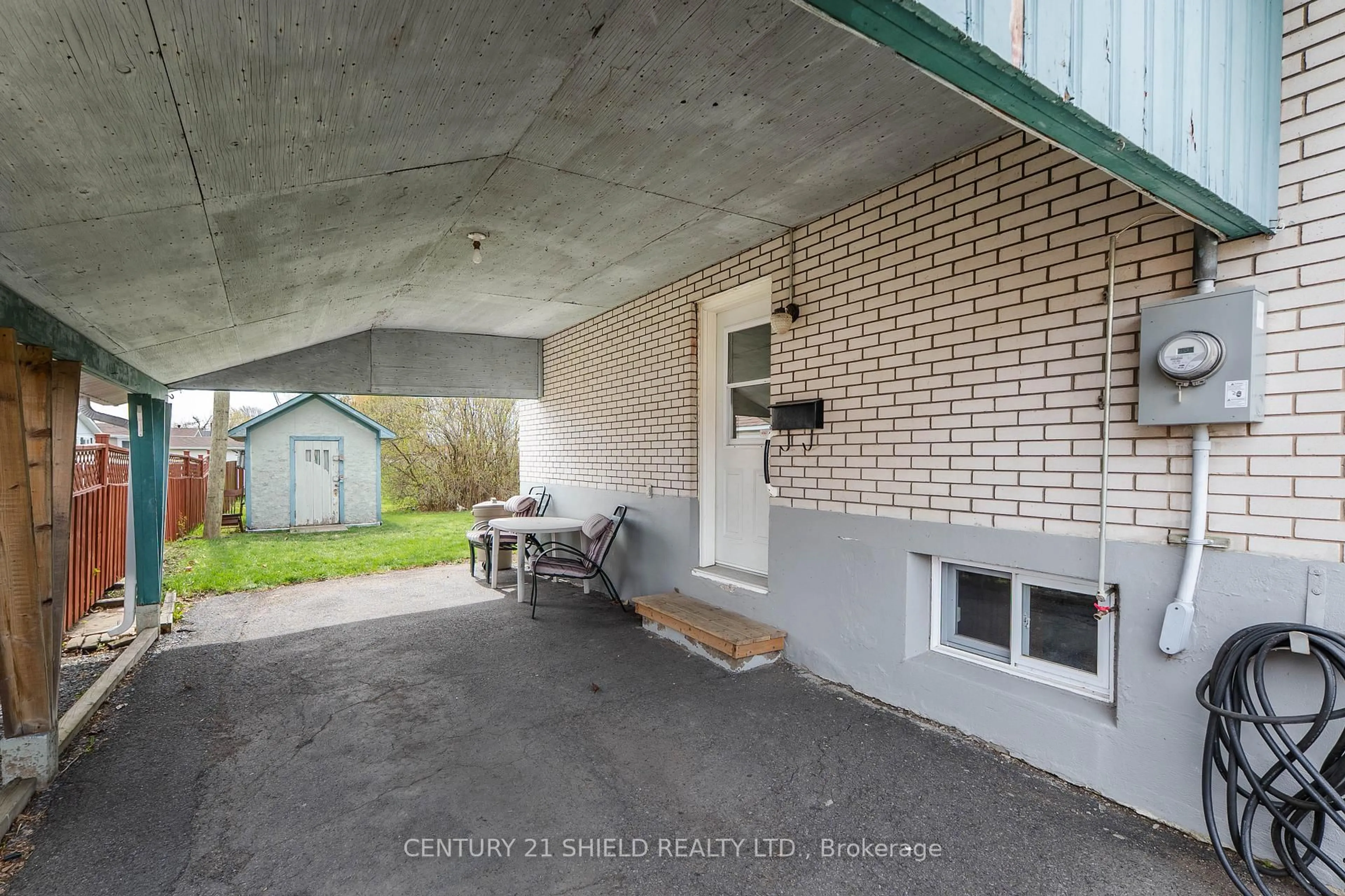 Patio, street for 106 Robert St, Cornwall Ontario K6J 3C1