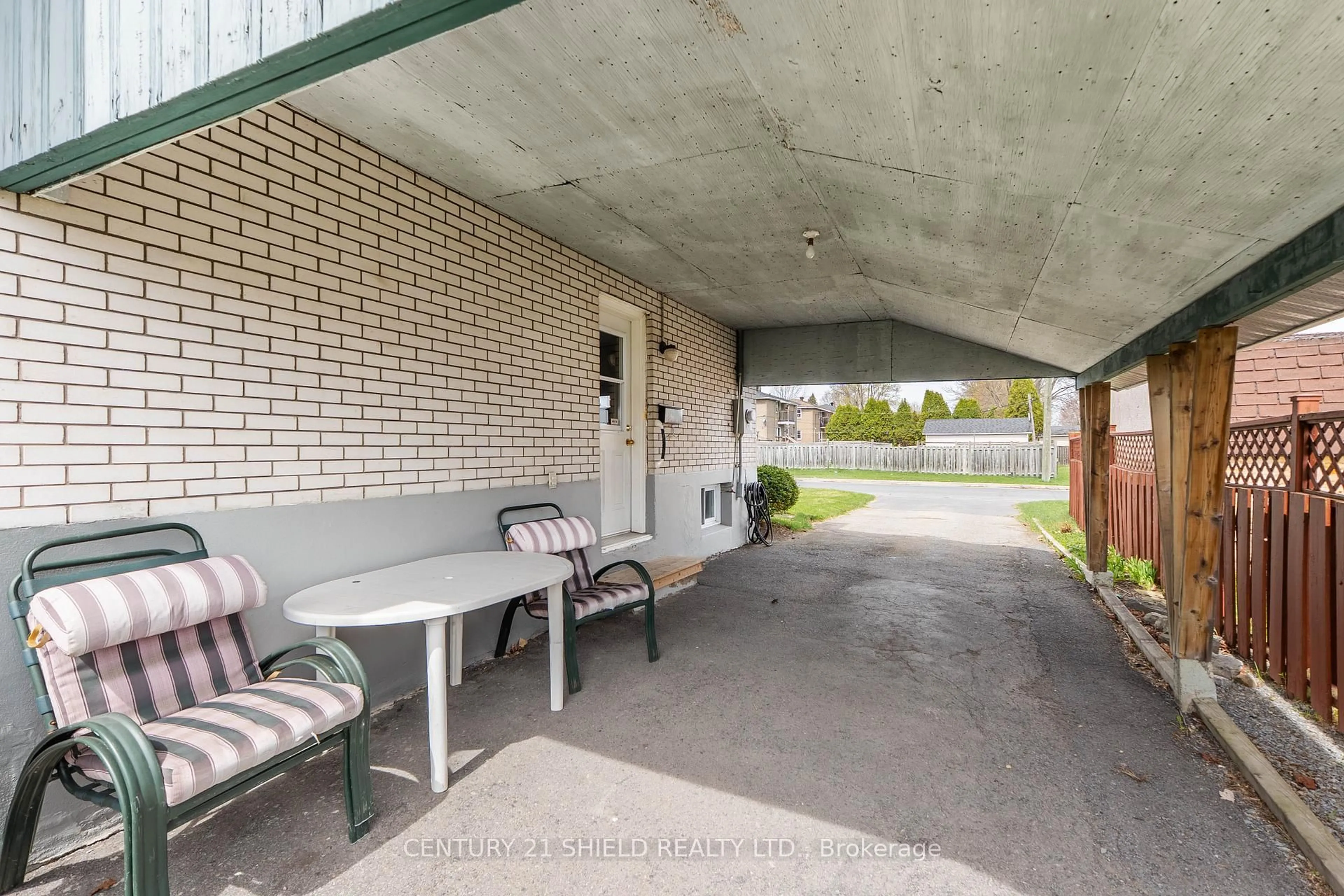 Patio, street for 106 Robert St, Cornwall Ontario K6J 3C1