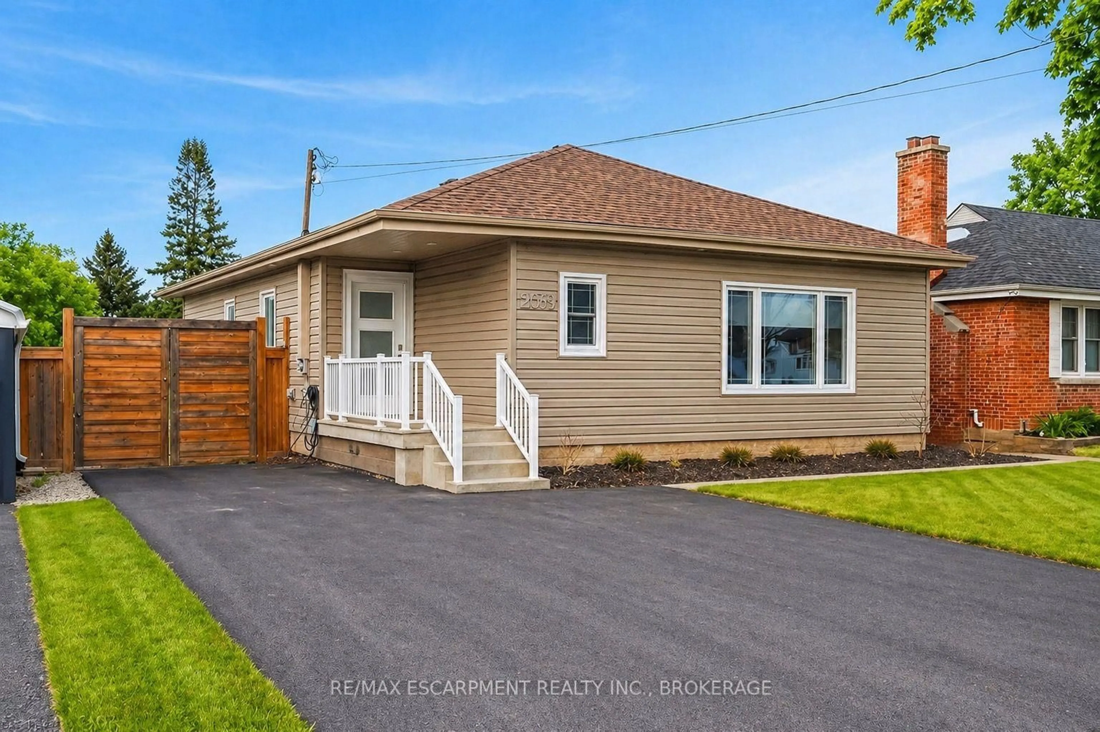 Home with vinyl exterior material, street for 258 Sanatorium Rd, Hamilton Ontario L9C 1Z9