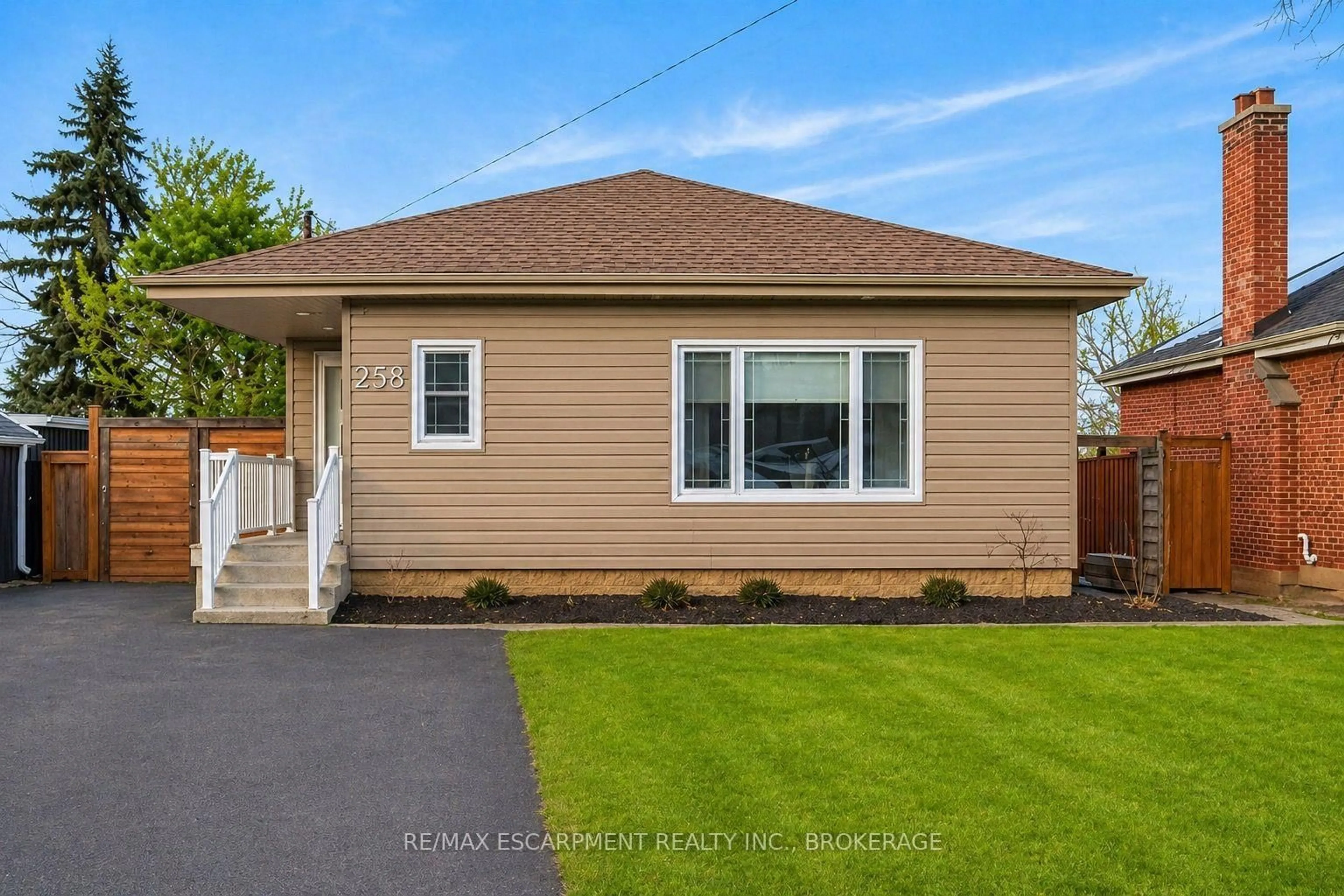 Home with vinyl exterior material, street for 258 Sanatorium Rd, Hamilton Ontario L9C 1Z9
