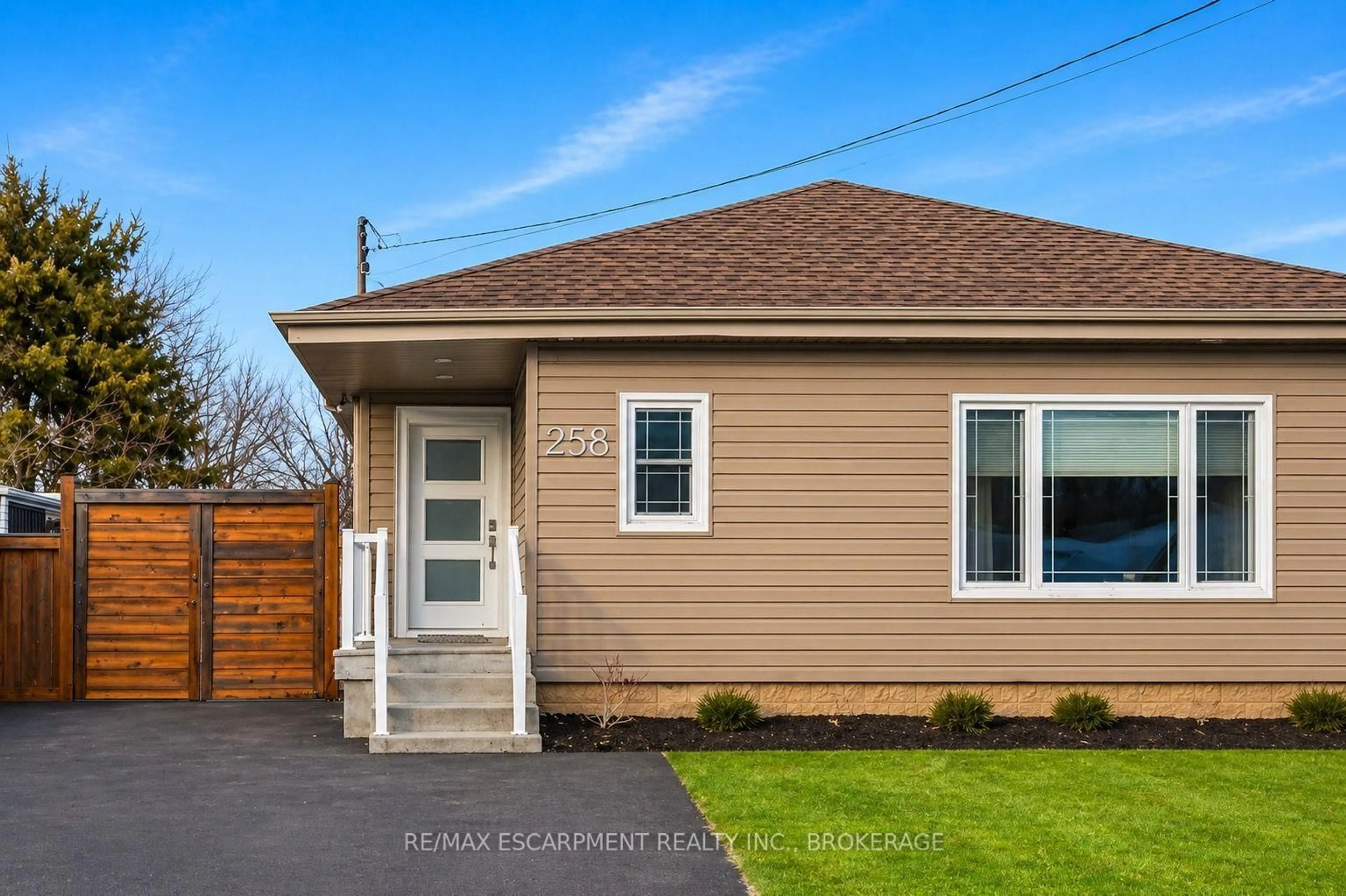 Home with vinyl exterior material, street for 258 Sanatorium Rd, Hamilton Ontario L9C 1Z9