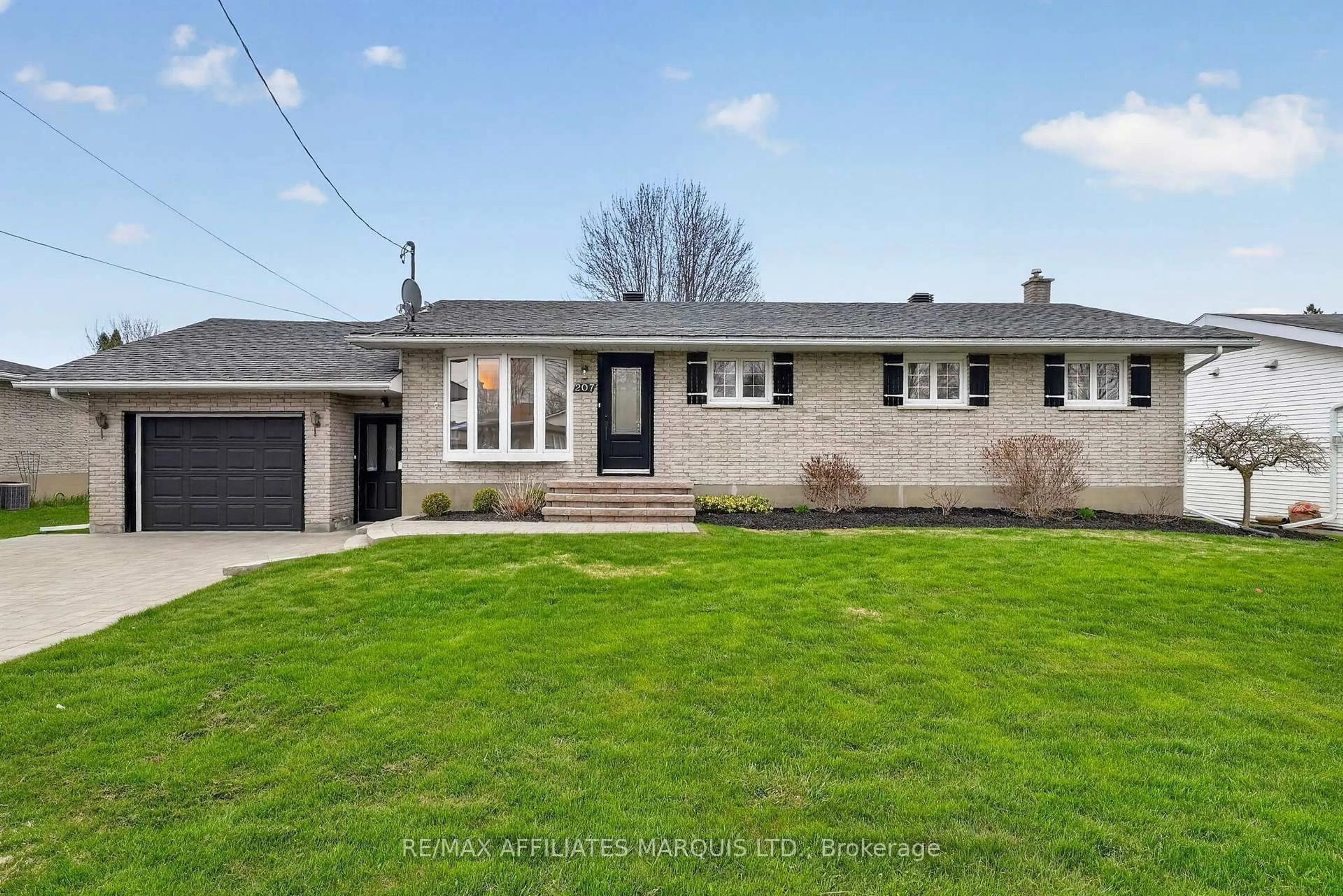 Home with vinyl exterior material, street for 207 McKenzie St, Cornwall Ontario K6K 1J3