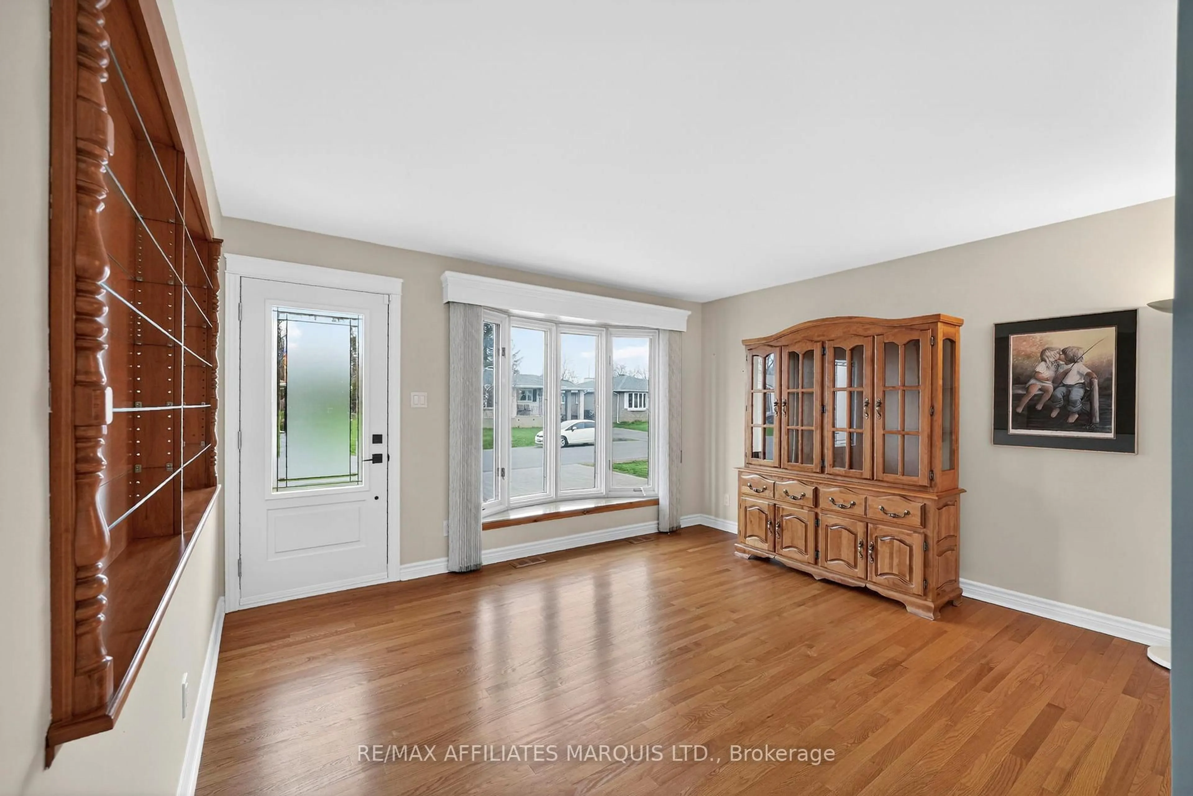 Indoor entryway for 207 McKenzie St, Cornwall Ontario K6K 1J3