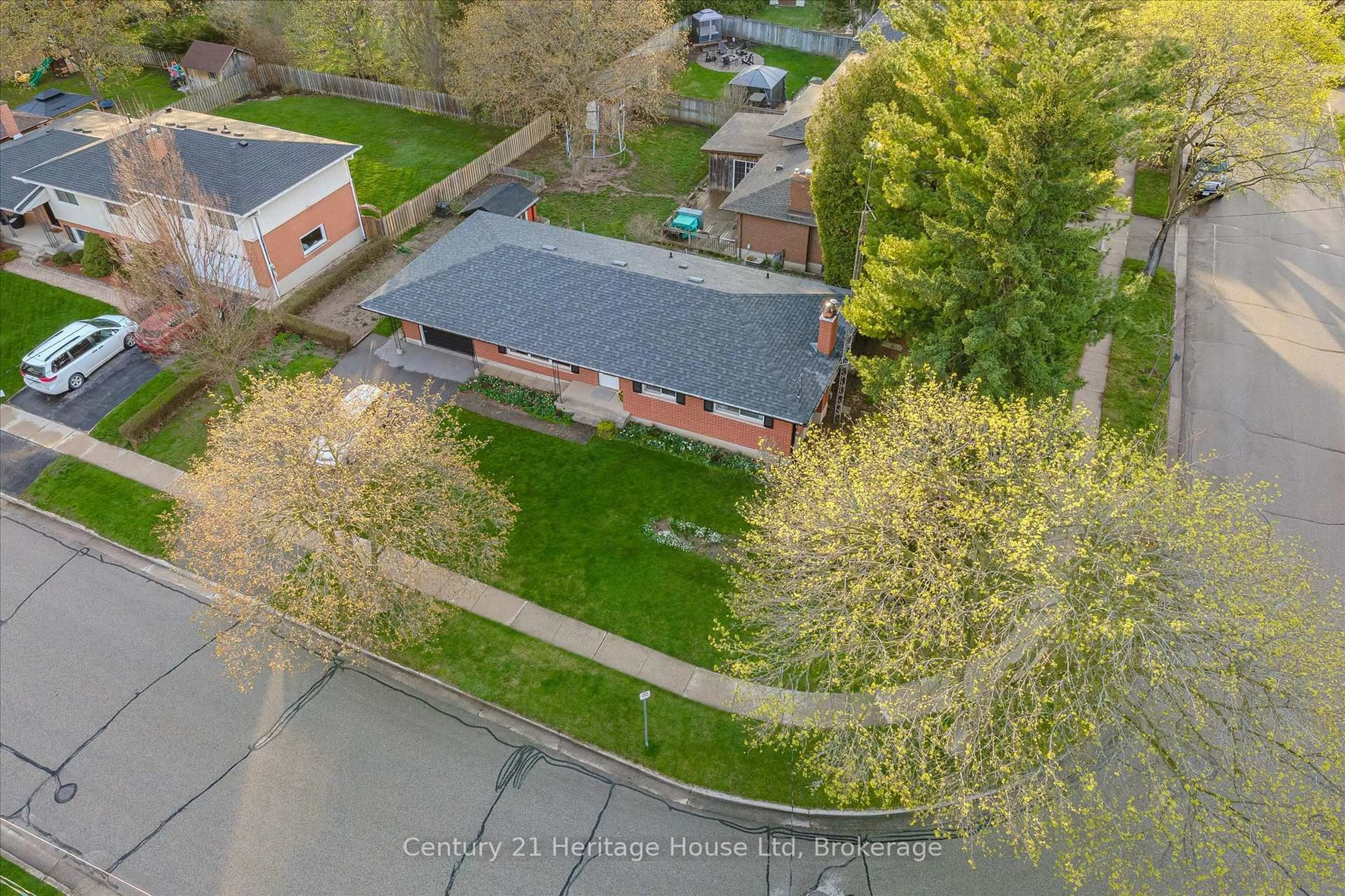 A pic from outside/outdoor area/front of a property/back of a property/a pic from drone, street for 22 Cheltonwood Ave, Guelph Ontario N1E 4E3