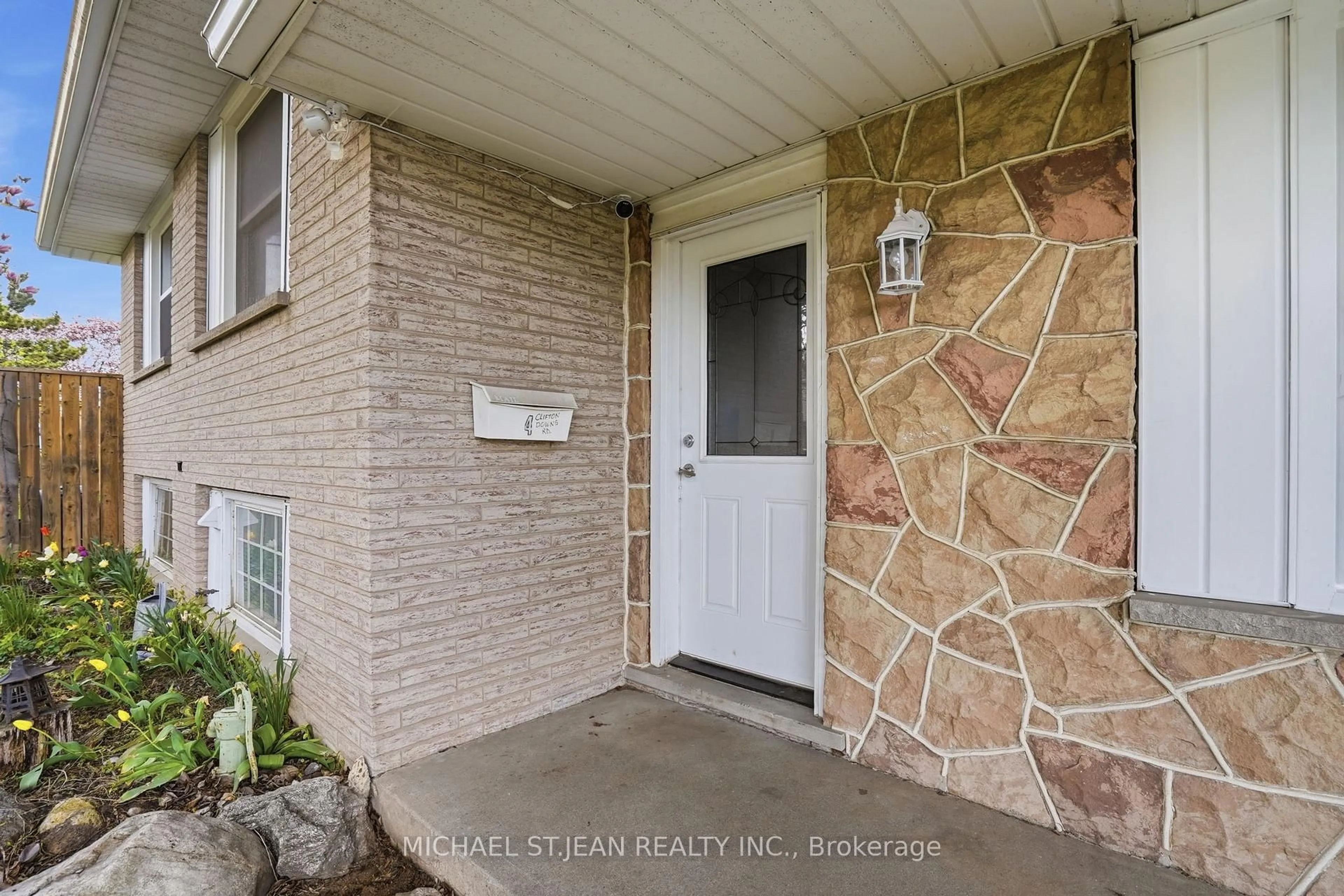 Indoor entryway for 4 Clifton Downs Rd, Hamilton Ontario L9C 2P2